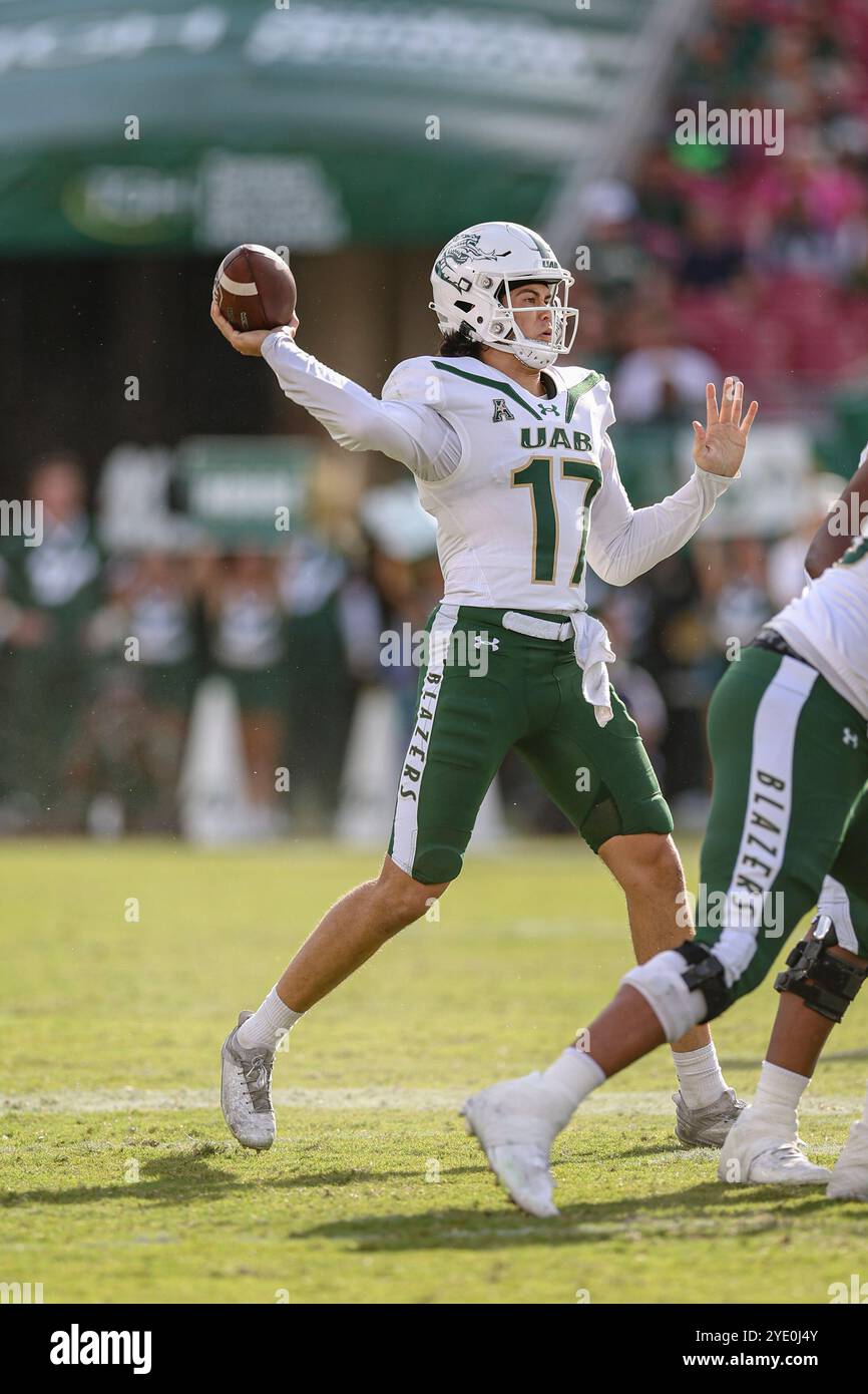 Tampa, FL États-Unis : le quarterback des Blazers des UAB Jalen Kitna (17 ans) passe le ballon lors d'un match de football de la NCAA contre les Bulls de Floride du Sud samedi, Octo Banque D'Images Tampa, FL États-Unis : le quarterback des Blazers des UAB Jalen Kitna (17 ans) passe le ballon lors d'un match de football de la NCAA contre les Bulls de Floride du Sud samedi, Octo Banque D'Images