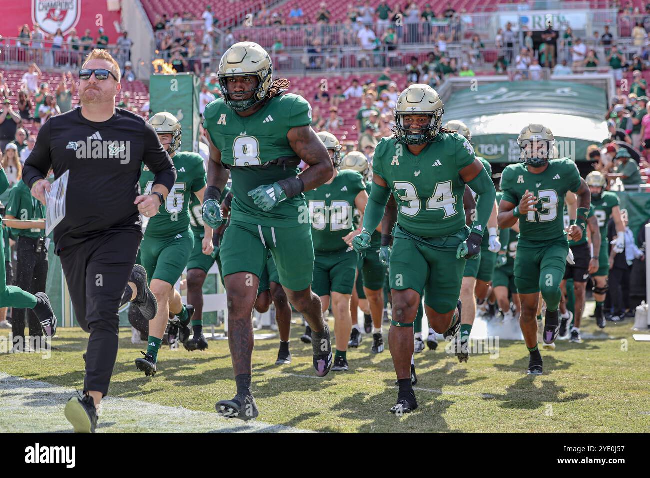Tampa, FL États-Unis : les South Florida Bulls menés par l'entraîneur-chef Alex Golesh courent sur le terrain de jeu avant un match de football NCAA contre les Blazer de l'UAB Banque D'Images Tampa, FL États-Unis : les South Florida Bulls menés par l'entraîneur-chef Alex Golesh courent sur le terrain de jeu avant un match de football NCAA contre les Blazer de l'UAB Banque D'Images