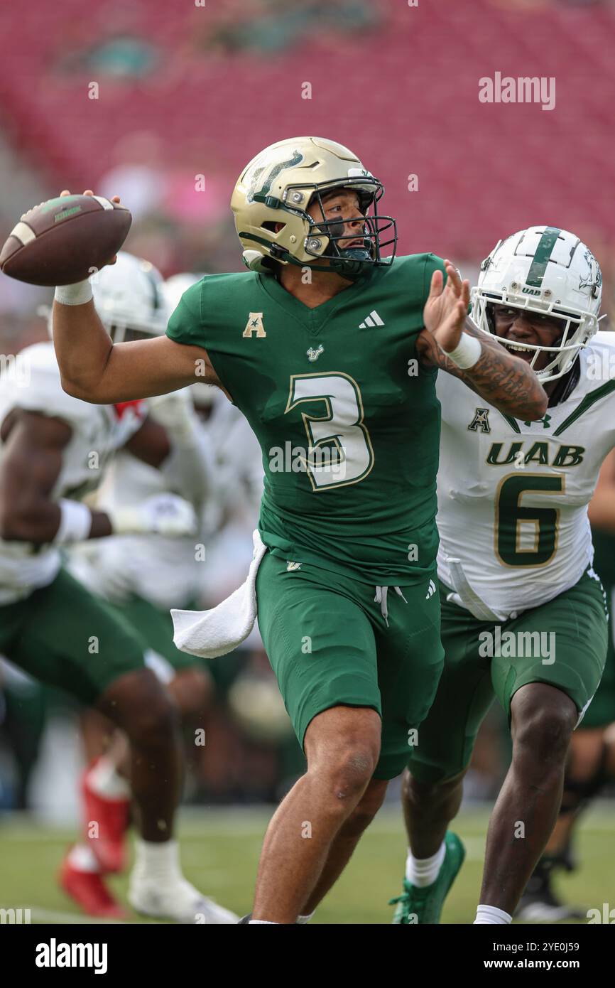 Tampa, FL États-Unis : le quarterback des Bulls du sud de la Floride Bryce Archie (3) sort de la poche et passe la balle au premier quart-temps lors d'une NCAA fo Banque D'Images Tampa, FL États-Unis : le quarterback des Bulls du sud de la Floride Bryce Archie (3) sort de la poche et passe la balle au premier quart-temps lors d'une NCAA fo Banque D'Images