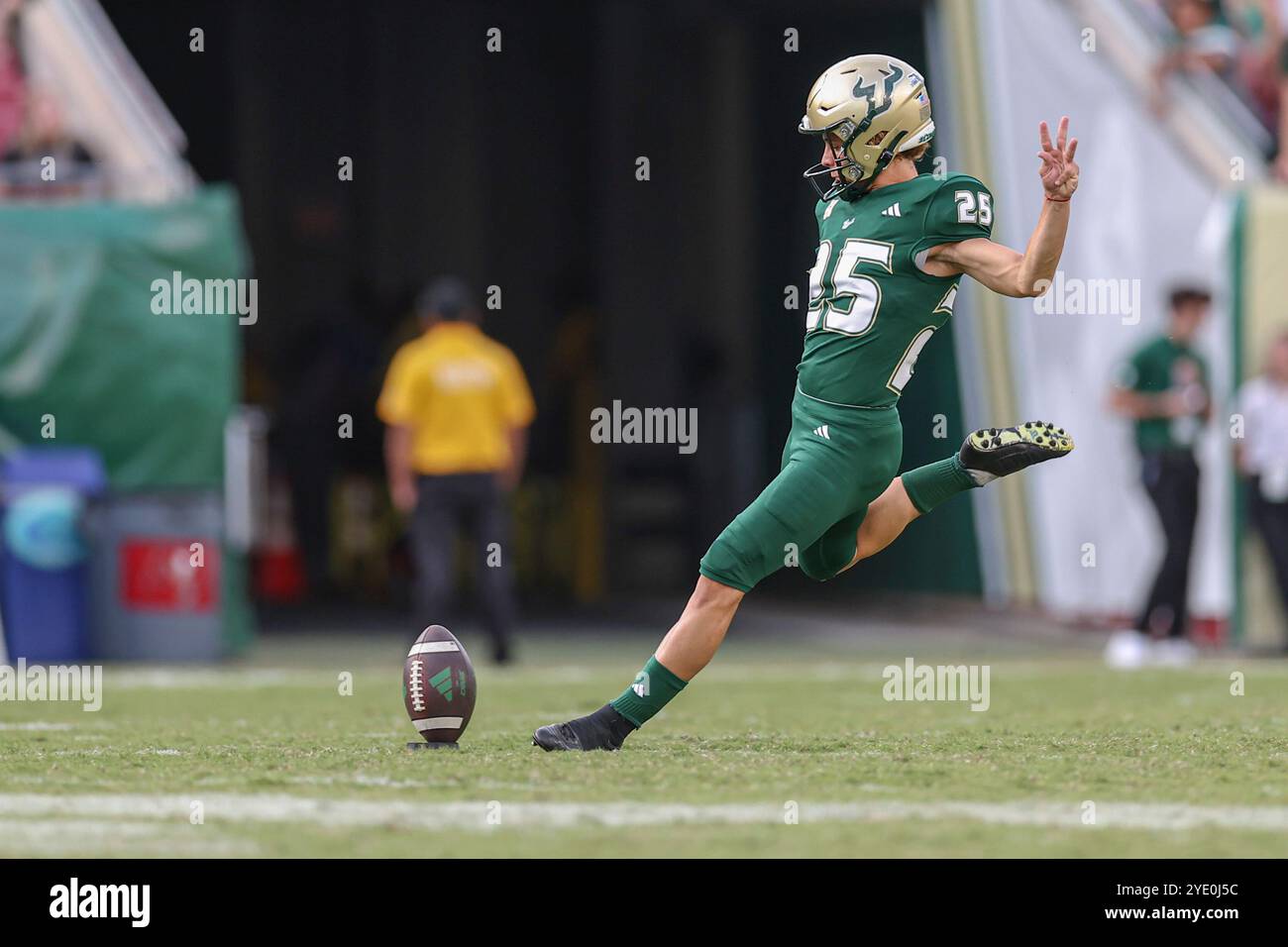 Tampa, FL États-Unis : le kicker Nico Gramatica (25) des Bulls place du sud de la Floride commence le troisième quart-temps lors d'un match de football de la NCAA contre l'UAB Banque D'Images Tampa, FL États-Unis : le kicker Nico Gramatica (25) des Bulls place du sud de la Floride commence le troisième quart-temps lors d'un match de football de la NCAA contre l'UAB Banque D'Images