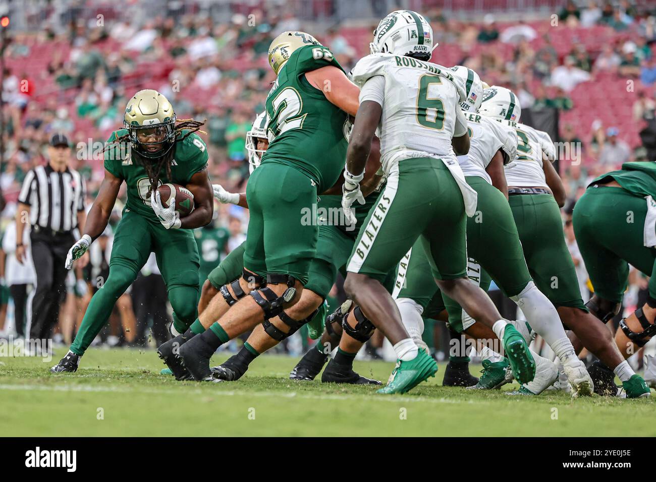 Tampa, FL États-Unis : South Florida Bulls Running Back Ta'Ron Keith (9 ans) se retrouve dans la zone finale et marque lors d'un match de football de la NCAA contre le Blazer de l'UAB Banque D'Images Tampa, FL États-Unis : South Florida Bulls Running Back Ta'Ron Keith (9 ans) se retrouve dans la zone finale et marque lors d'un match de football de la NCAA contre le Blazer de l'UAB Banque D'Images