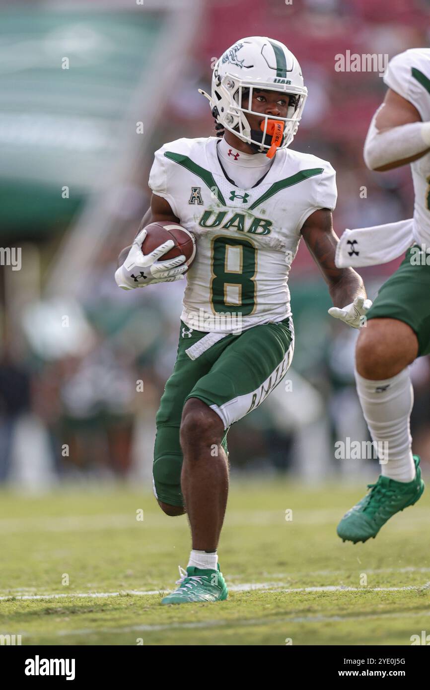Tampa, FL États-Unis : le récepteur large des Blazers de l'UAB, Kam Shanks (8), court avec le ballon lors d'un match de football de la NCAA contre les Bulls du sud de la Floride, samedi, O. Banque D'Images Tampa, FL États-Unis : le récepteur large des Blazers de l'UAB, Kam Shanks (8), court avec le ballon lors d'un match de football de la NCAA contre les Bulls du sud de la Floride, samedi, O. Banque D'Images