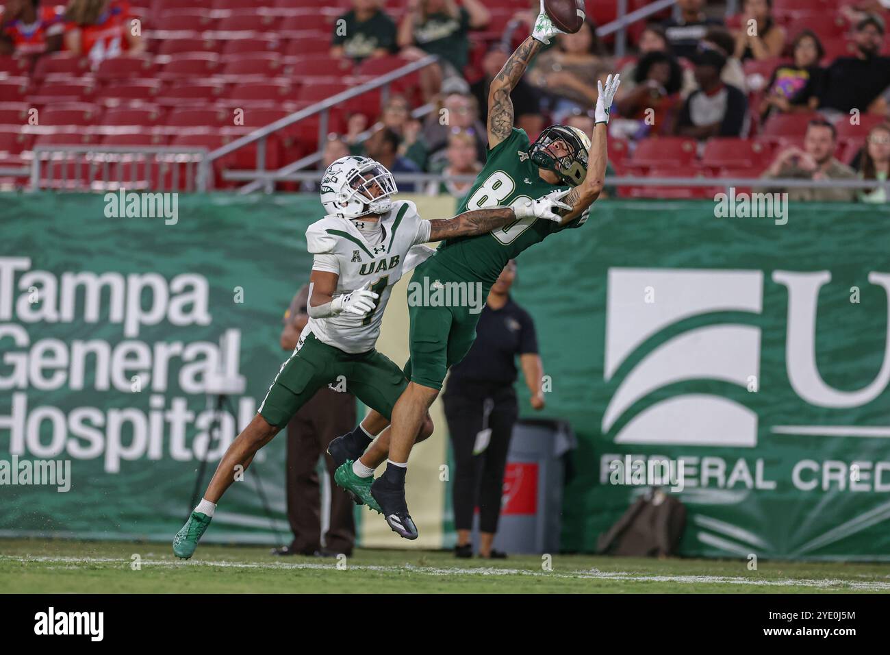 Tampa, FL États-Unis : le récepteur large des Bulls du sud de la Floride Joshua porter (80) monte pour une réception, mais le cornerback des Blazers de l'UAB Colby Dempsey (1) rompt le Banque D'Images Tampa, FL États-Unis : le récepteur large des Bulls du sud de la Floride Joshua porter (80) monte pour une réception, mais le cornerback des Blazers de l'UAB Colby Dempsey (1) rompt le Banque D'Images