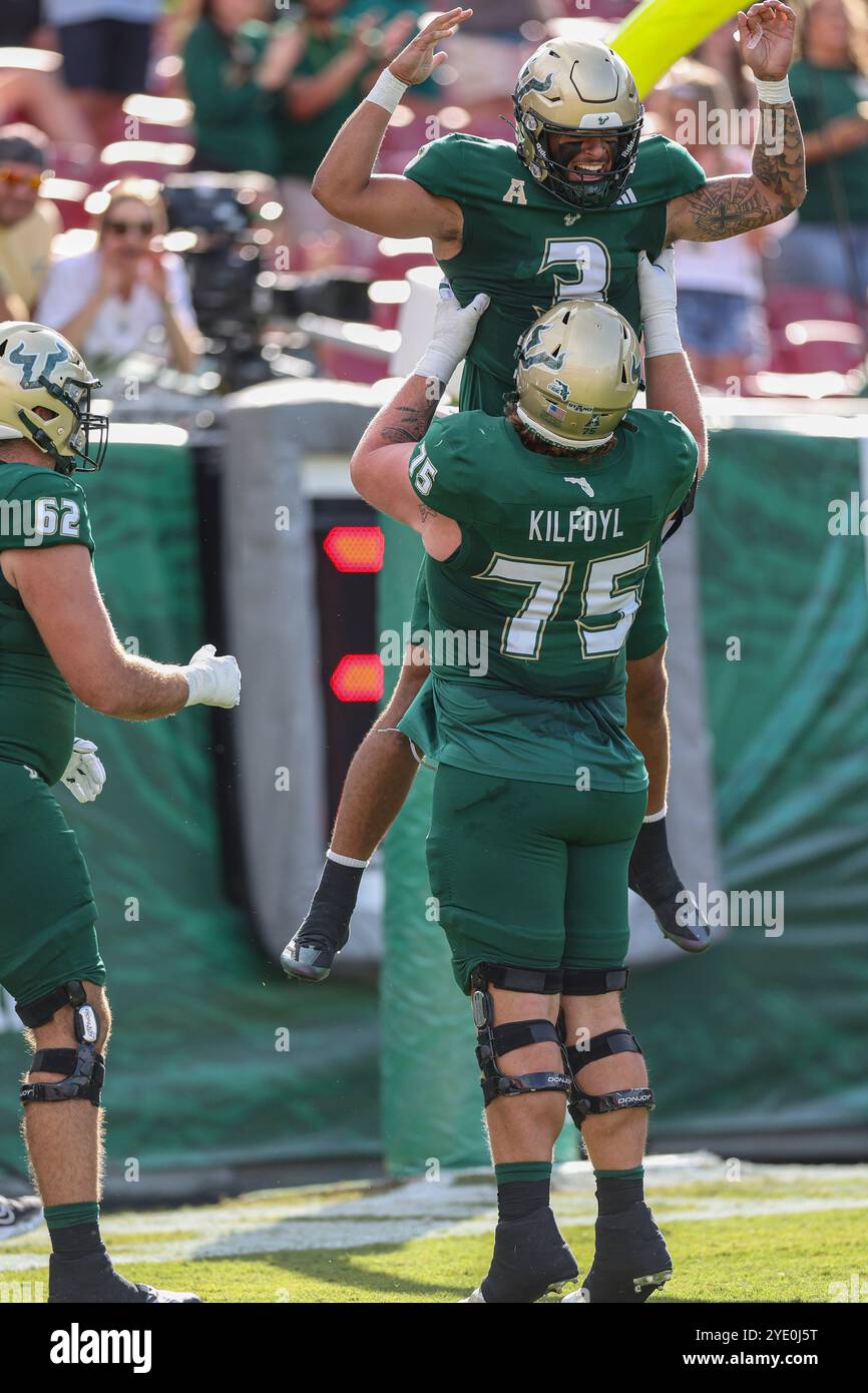 Tampa, FL États-Unis : Andrew Kilfoyl (75), joueur de ligne offensif des South Florida Bulls, relève le receveur large Keshaun Singleton (81) après avoir marqué un touchdown Banque D'Images Tampa, FL États-Unis : Andrew Kilfoyl (75), joueur de ligne offensif des South Florida Bulls, relève le receveur large Keshaun Singleton (81) après avoir marqué un touchdown Banque D'Images