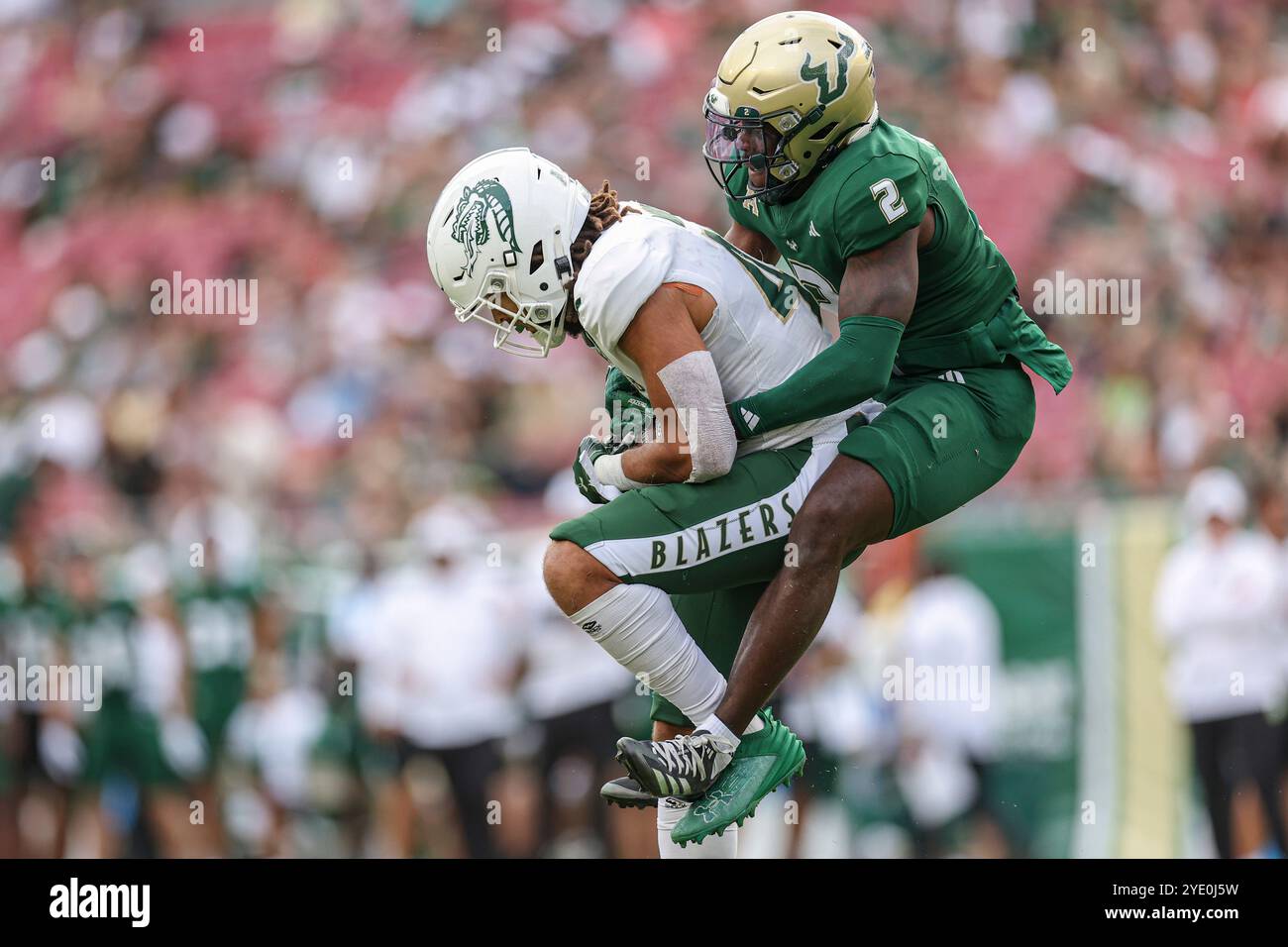 Tampa, FL USA : UAB Blazers Tight End Bryce Damous (48) fait une réception et est attaqué par le dos défensif des Bulls du sud de la Floride Tavin Ward (2) pendant un Banque D'Images Tampa, FL USA : UAB Blazers Tight End Bryce Damous (48) fait une réception et est attaqué par le dos défensif des Bulls du sud de la Floride Tavin Ward (2) pendant un Banque D'Images