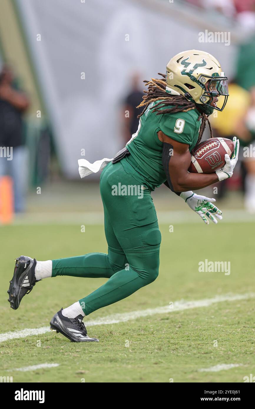 Tampa, FL États-Unis : South Florida Bulls Running Back Ta'Ron Keith (9 ans) revient un coup d'envoi au troisième quart-temps lors d'un match de football de la NCAA contre l'UAB B. Banque D'Images Tampa, FL États-Unis : South Florida Bulls Running Back Ta'Ron Keith (9 ans) revient un coup d'envoi au troisième quart-temps lors d'un match de football de la NCAA contre l'UAB B. Banque D'Images