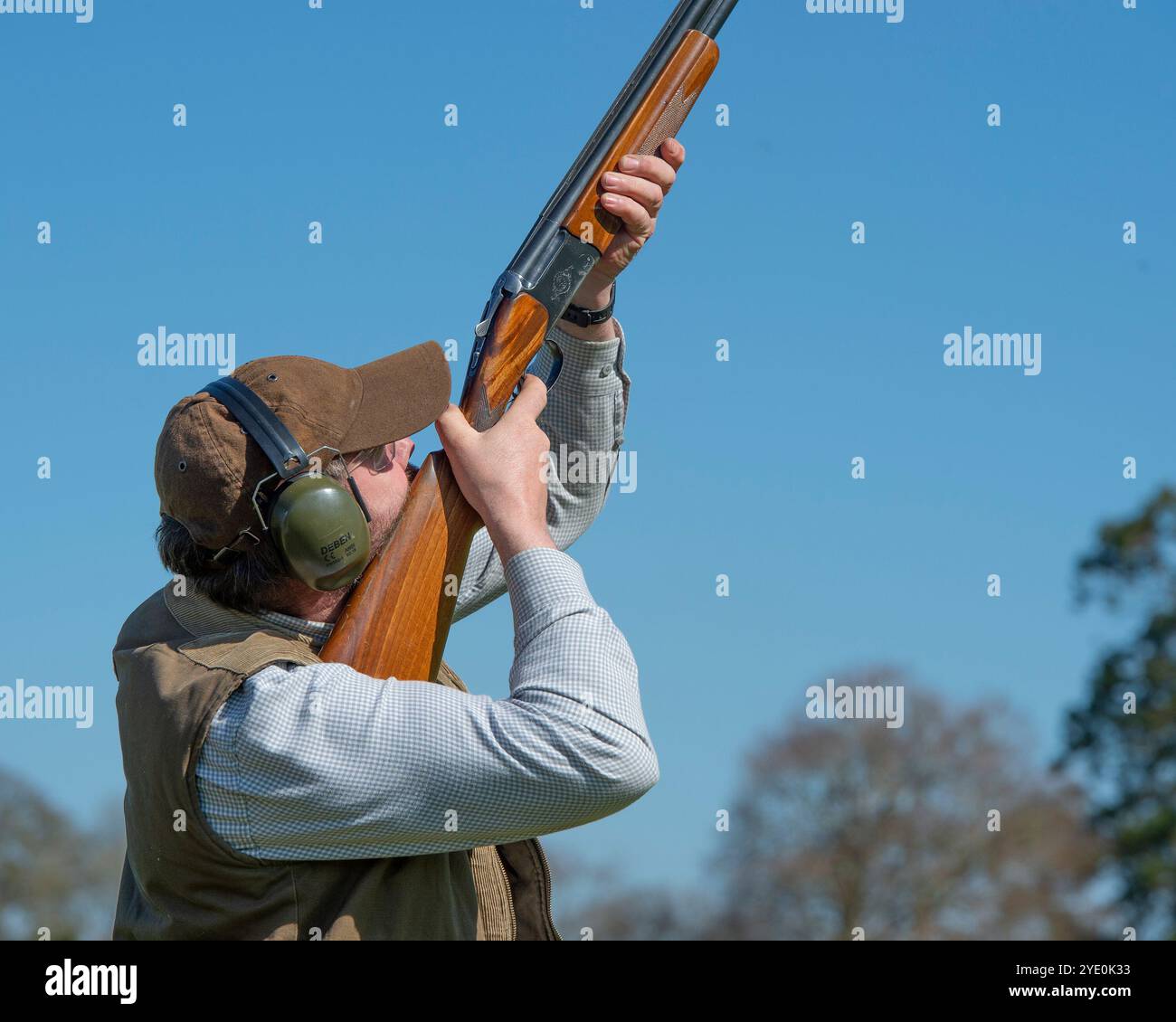 homme tirant avec un fusil de chasse Banque D'Images