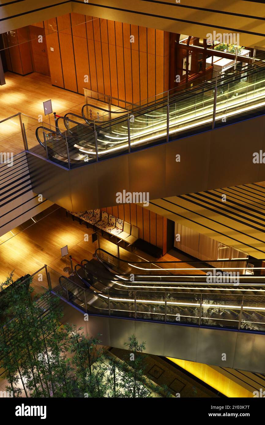 La décoration intérieure en or et argent de l'atrium où les escaliers mécaniques sont installés Banque D'Images
