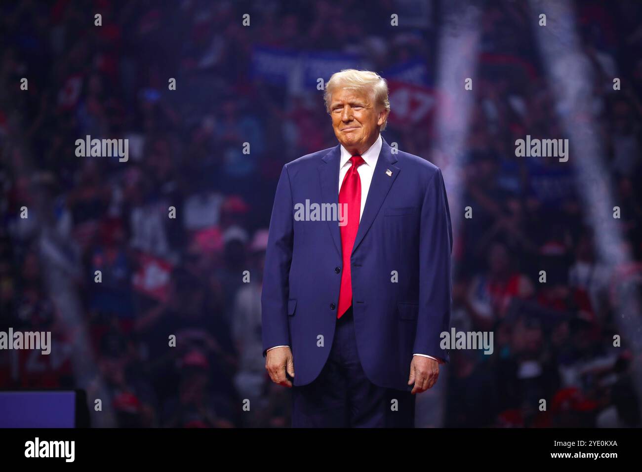 GLENDALE, ARIZONA, États-Unis - 23 août 2024 - L'ancien président des États-Unis Donald Trump s'entretient avec les participants à un rassemblement Arizona for Trump Banque D'Images