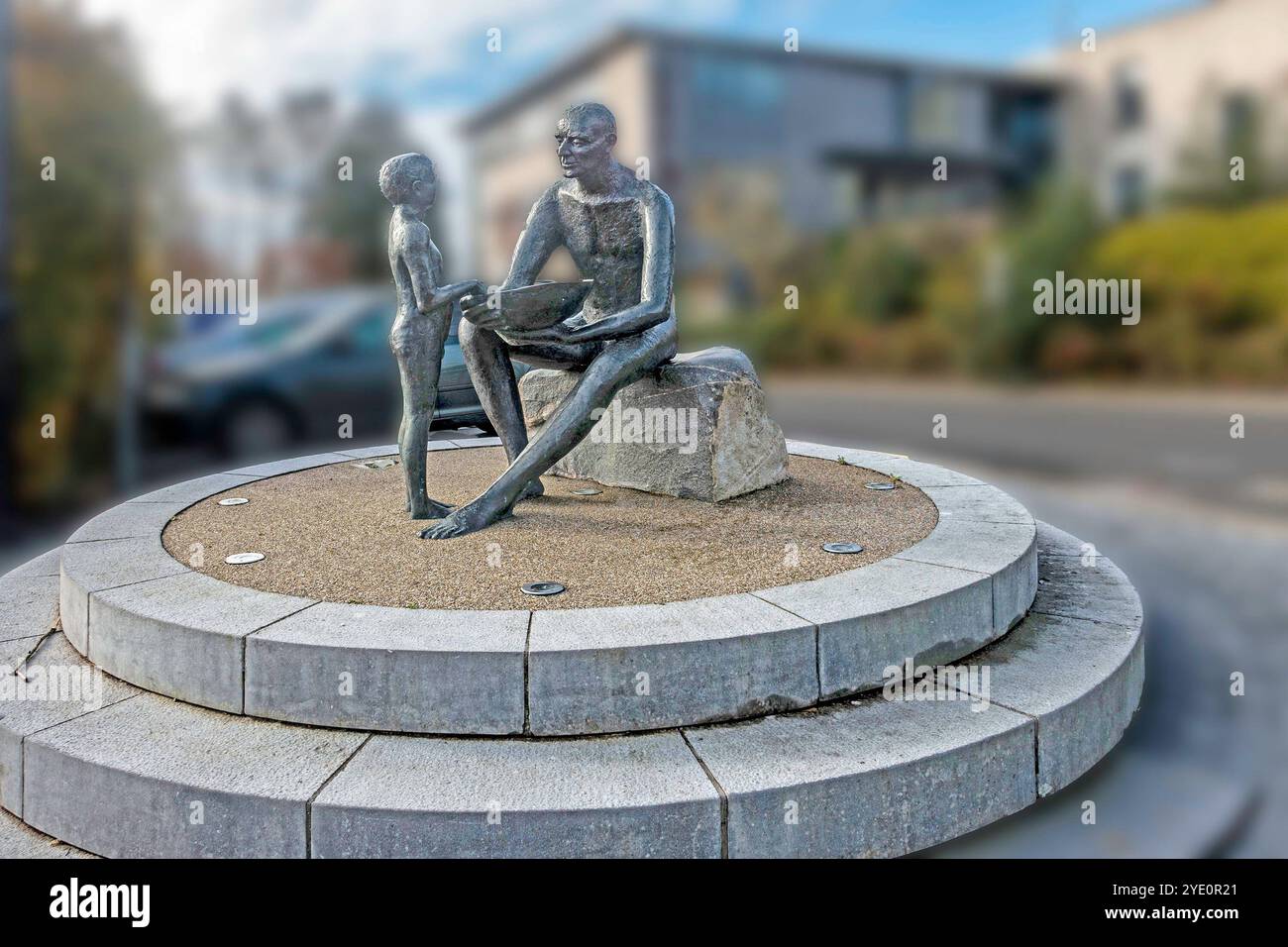 Sculpture d'un père et de son fils devant les bureaux du conseil du comté de Leitrim, Carrick on Shannon, Leitrim, Irlande. Banque D'Images