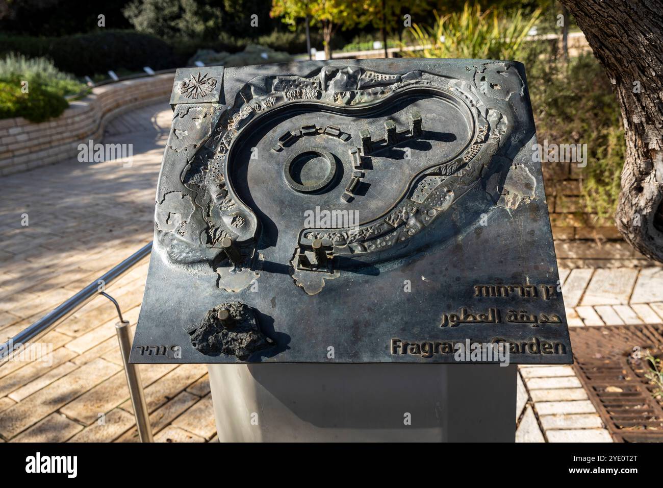 Zichron Yaakov, Ramat HaNadiv, Israël - 22 octobre 2024, le jardin des parfums. Une plaque métallique avec une carte du jardin. Banque D'Images