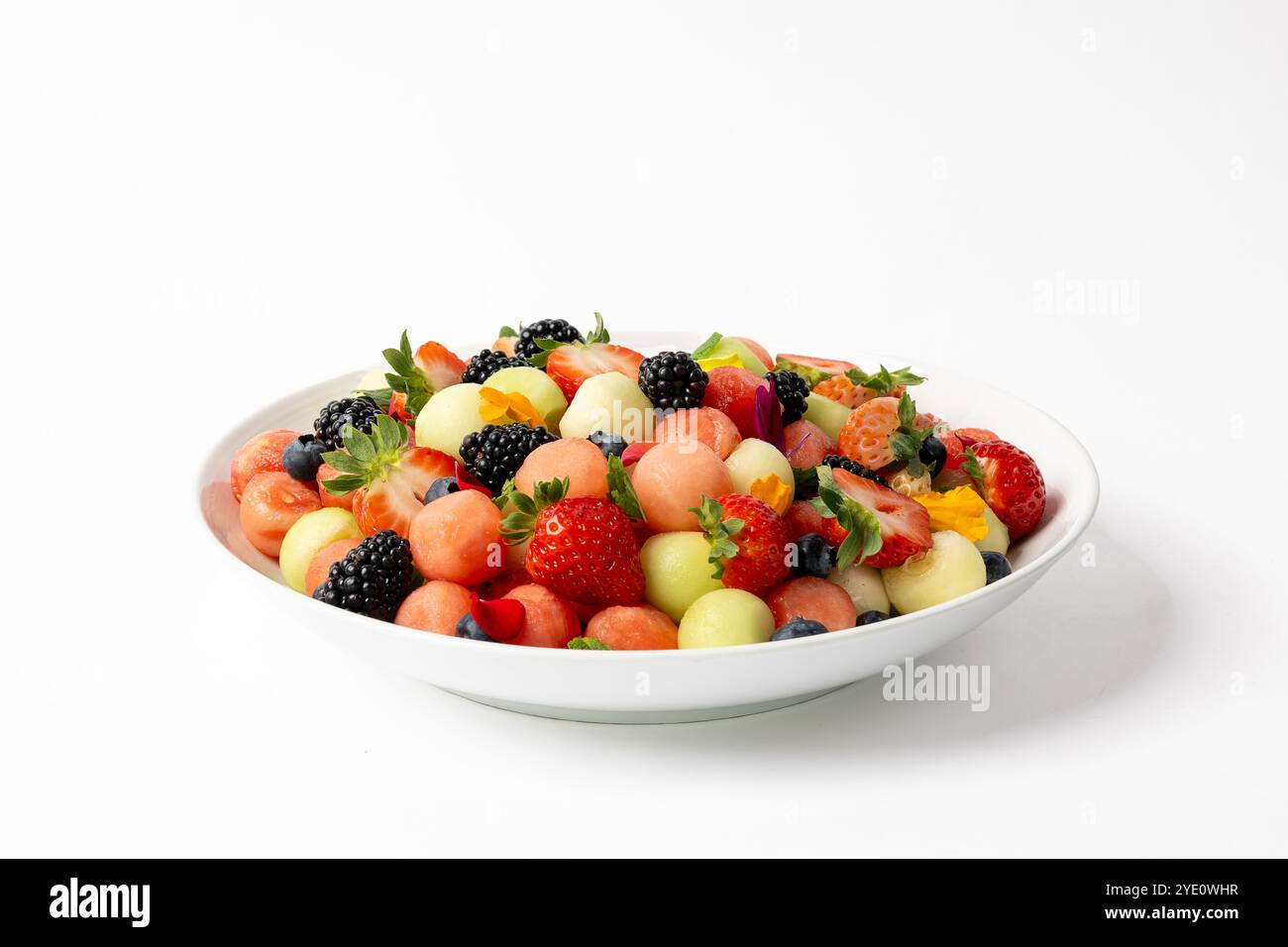 Grand bol de salade de fruits frais avec boulettes de melon et fraises Banque D'Images