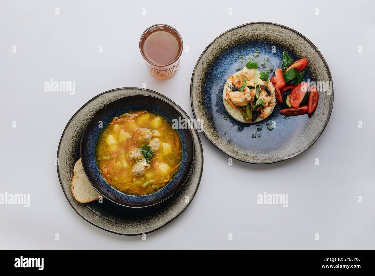 Repas équilibré avec soupe, légumes grillés, salade et tisane. Parfait pour un déjeuner nutritif Banque D'Images Repas équilibré avec soupe, légumes grillés, salade et tisane. Parfait pour un déjeuner nutritif Banque D'Images