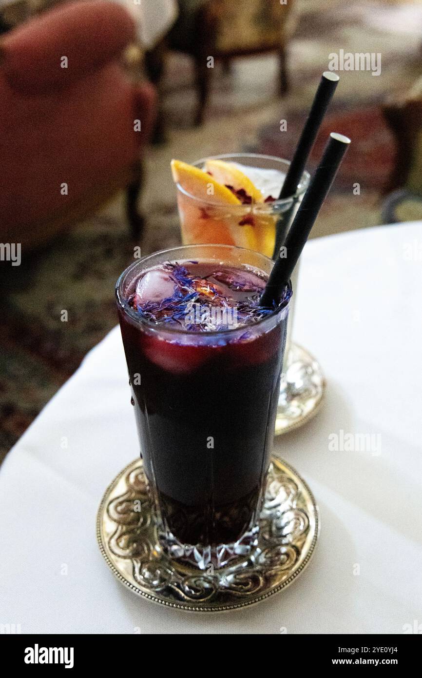 Thés glacés au salon de thé Herbaciarnia Targowa au Market Hall (Hala Targowa),, Wroclaw, Pologne Banque D'Images