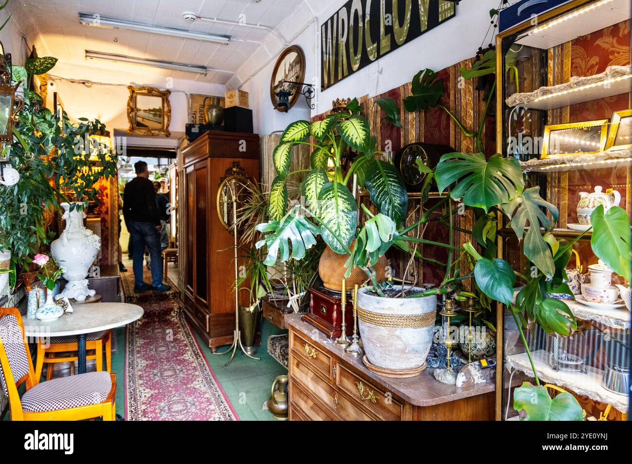 Intérieur démodé du salon de thé Herbaciarnia Targowa au marché Hall (Hala Targowa), Wroclaw, Pologne Banque D'Images