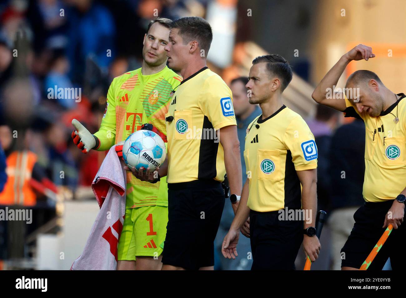 Bochum, Deutschland, 1. Fussball Bundesliga 8. Spieltag VFL Bochum : FC Bayern München 0:5 27. 10. 2024 im Vonovia Ruhrstadion in Bochum Torwart Manuel NEUER (FCB) Li.- und Sr. Dr Florian EXNER 2.v.Li.- Foto : Norbert Schmidt, Duesseldorf Banque D'Images