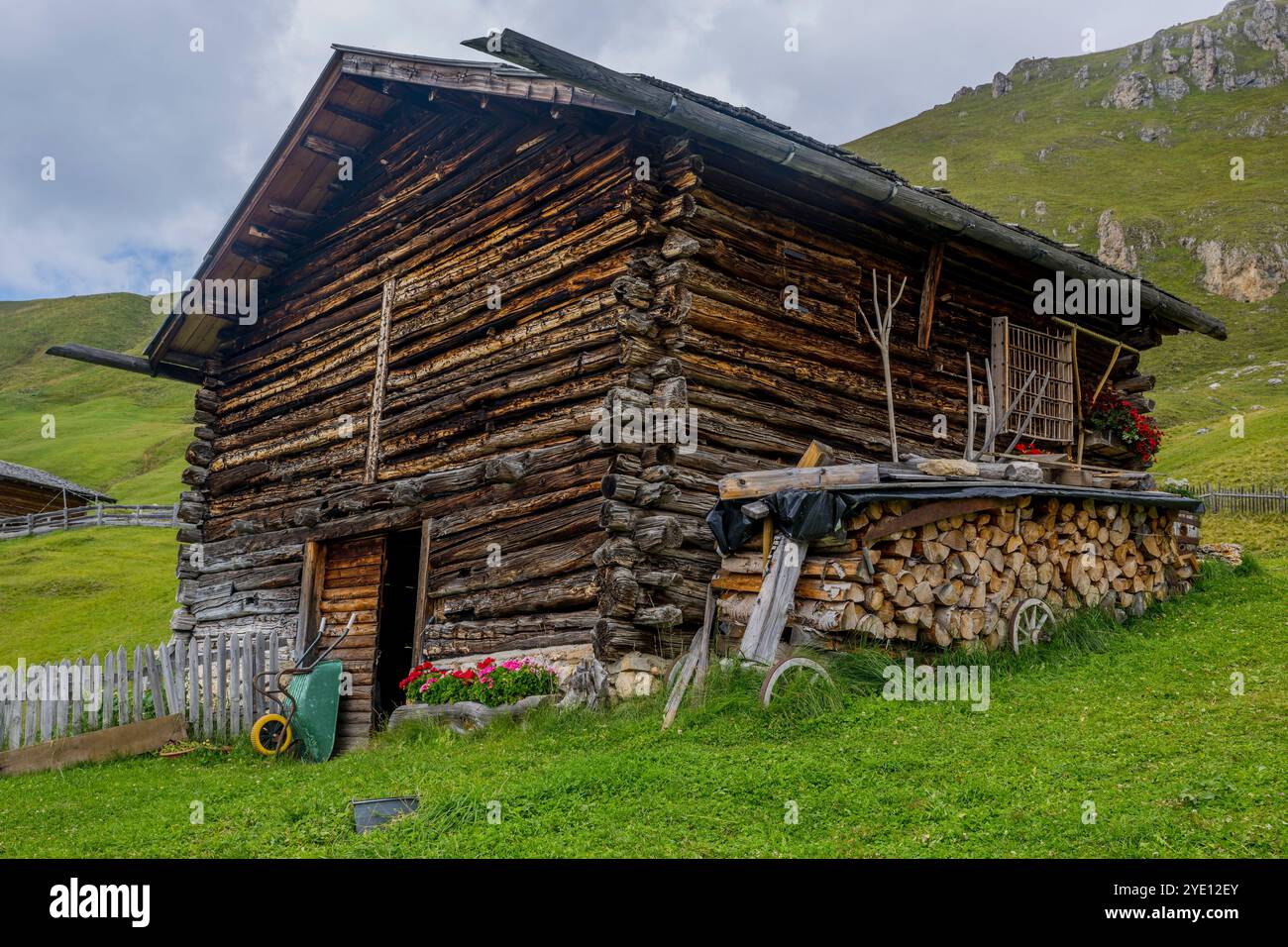 Une belle cabane décorée dans une prairie alpine à côté de la cabane Troier sur la Seceda dans le parc naturel Puez Odle, au-dessus d'Ortisei (Sankt Ulrich) dans le V. Banque D'Images