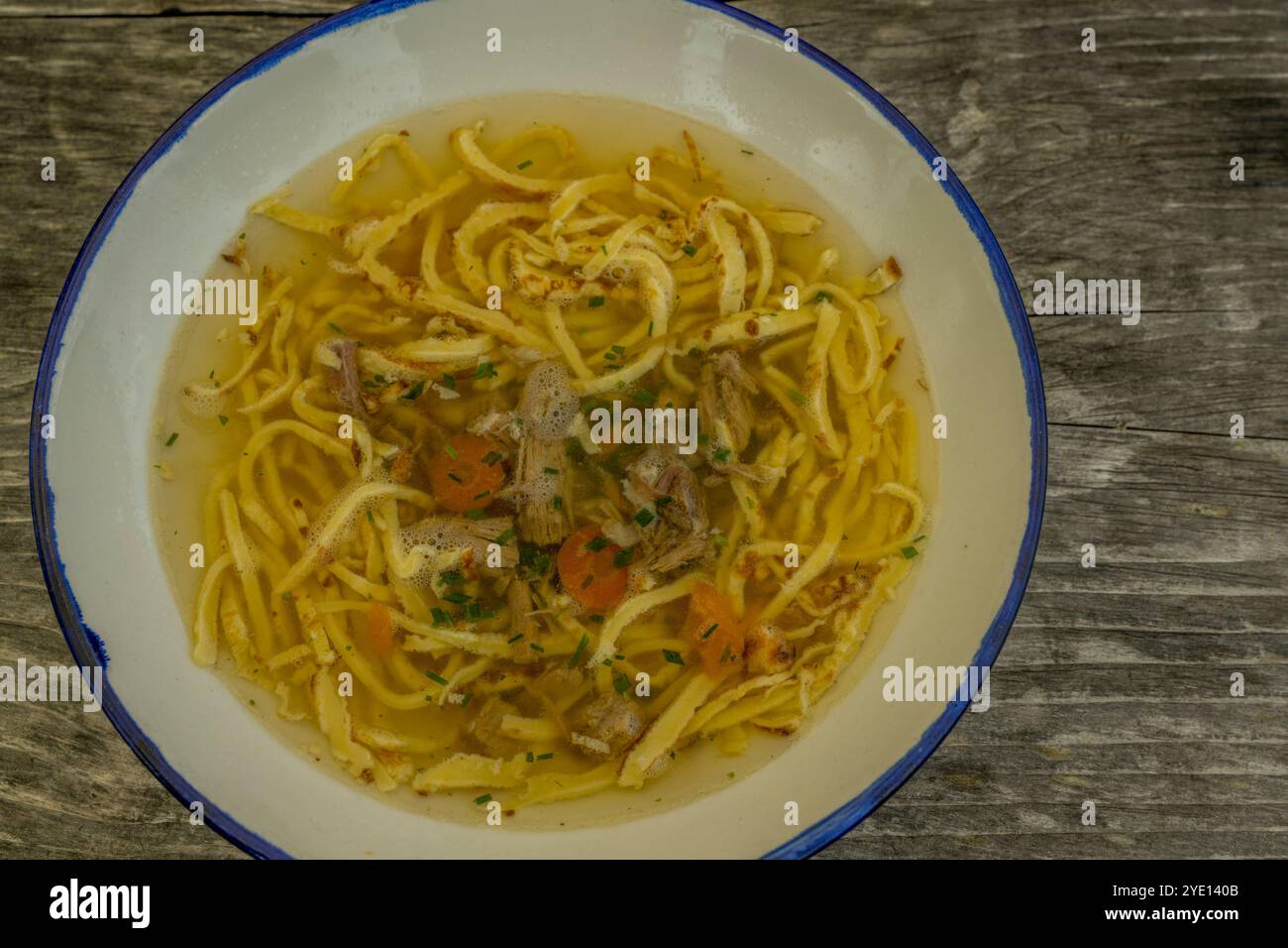Un Fritattensuppe, un bouillon de bœuf maison garni de crêpes roulées puis finement tranchées, servi dans un Almgasthof (restaurant) sur le se Banque D'Images