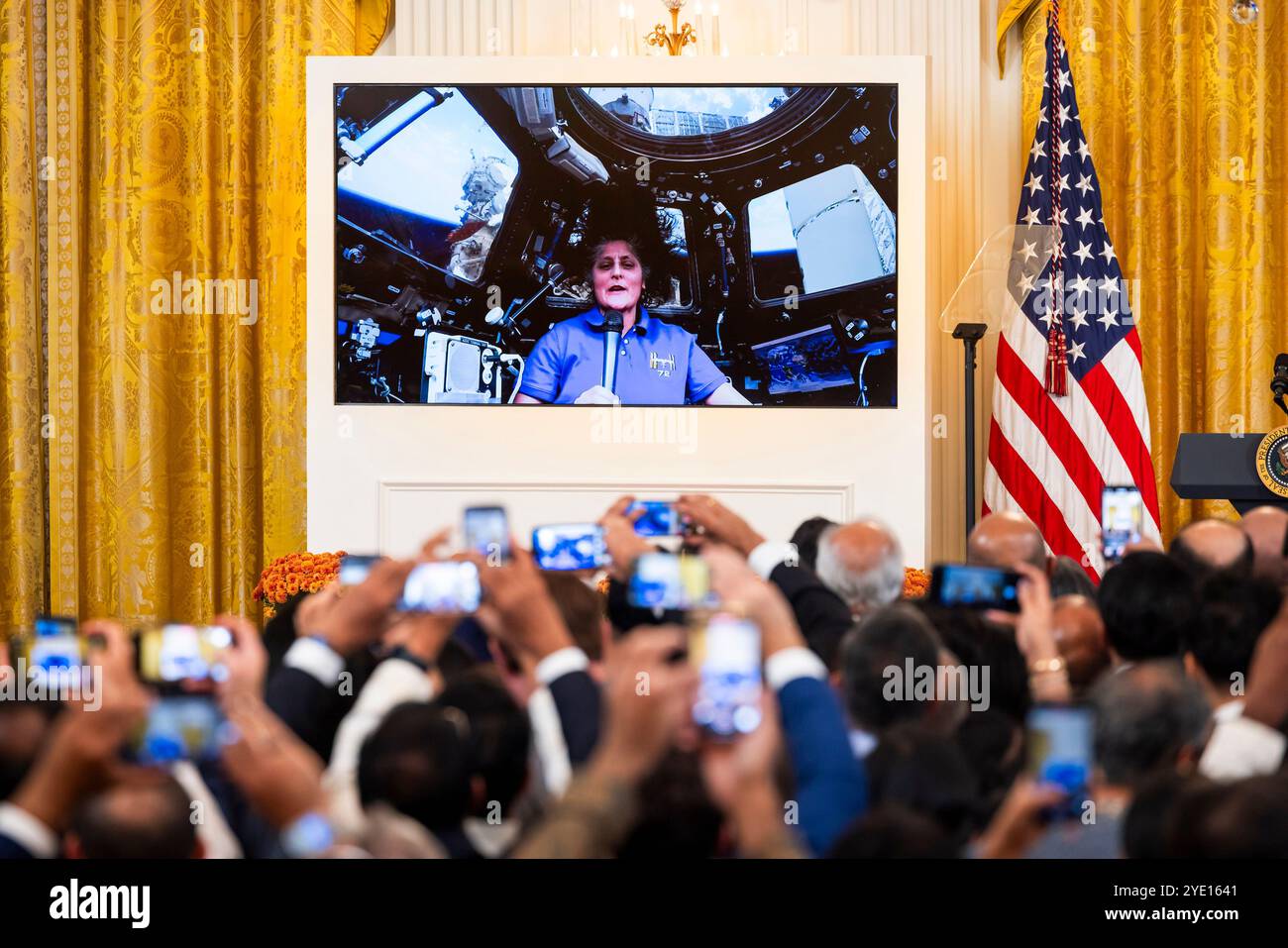 Washington, États-Unis. 28 octobre 2024. L'astronaute américaine Sunita Williams prononce un discours via un message enregistré depuis la Station spatiale internationale lors d'une célébration de Diwali dans la salle est de la Maison Blanche à Washington DC le lundi 28 octobre 2024. Photo de piscine par Jim Lo Scalzo/UPI crédit : UPI/Alamy Live News Banque D'Images