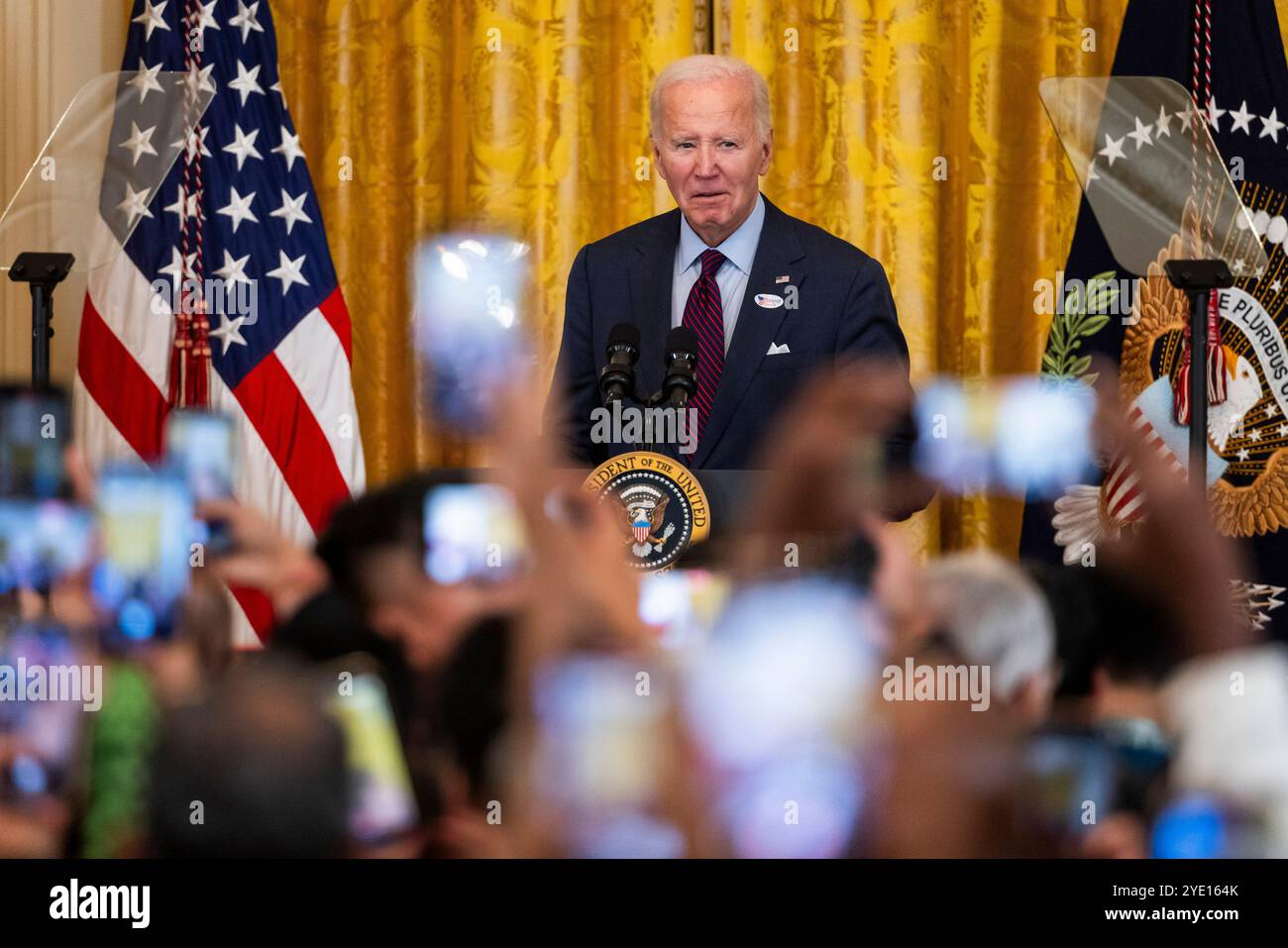 Washington, États-Unis. 28 octobre 2024. Le président Joe Biden prononce une allocution lors d'une célébration de Diwali dans la salle est de la Maison Blanche à Washington DC le lundi 28 octobre 2024. L'astronaute américaine Sunita Williams a également souhaité à la foule un joyeux Diwali dans un message enregistré de la Station spatiale internationale. Photo de piscine par Jim Lo Scalzo/UPI crédit : UPI/Alamy Live News Banque D'Images