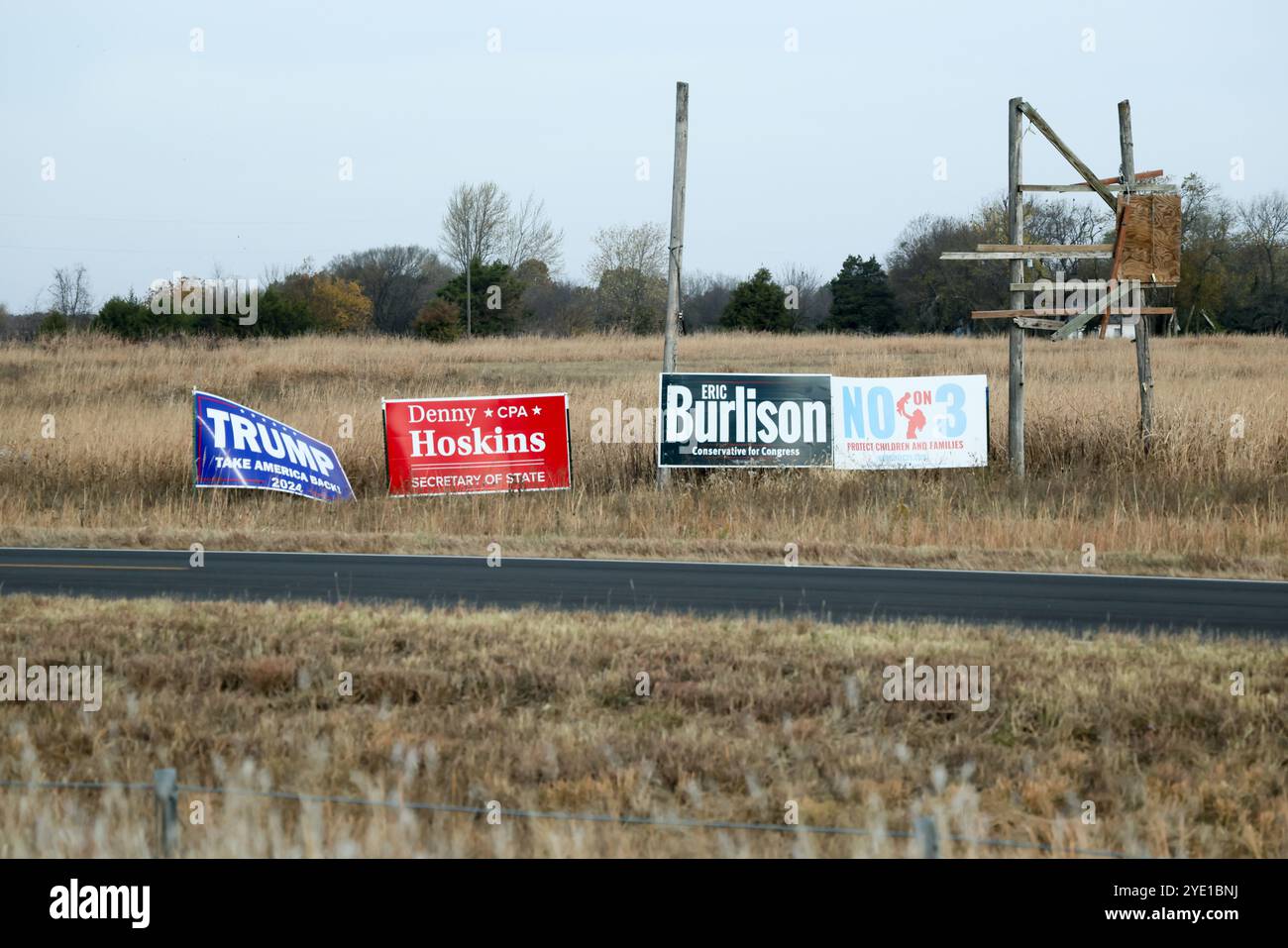 ÉTATS-UNIS. 28 octobre 2024. Des signes de campagne pour Donald Trump, candidats républicains conservateurs, et un vote non à l'amendement 3 du Missouri, Right to reproductive Freedom Initiative (2024) peuvent être vus le long de la I-44 Westbound dans le Missouri rural le 28 octobre 2024. En 2020, le Missouri a voté pour Donald Trump par une marge de 15,4. Les candidats à l'échelle de l'État organisent des campagnes bon marché, tandis que les mesures de vote dépensent lourdement. (Photo par : Alexandra Buxbaum/Sipa USA) crédit : Sipa USA/Alamy Live News Banque D'Images