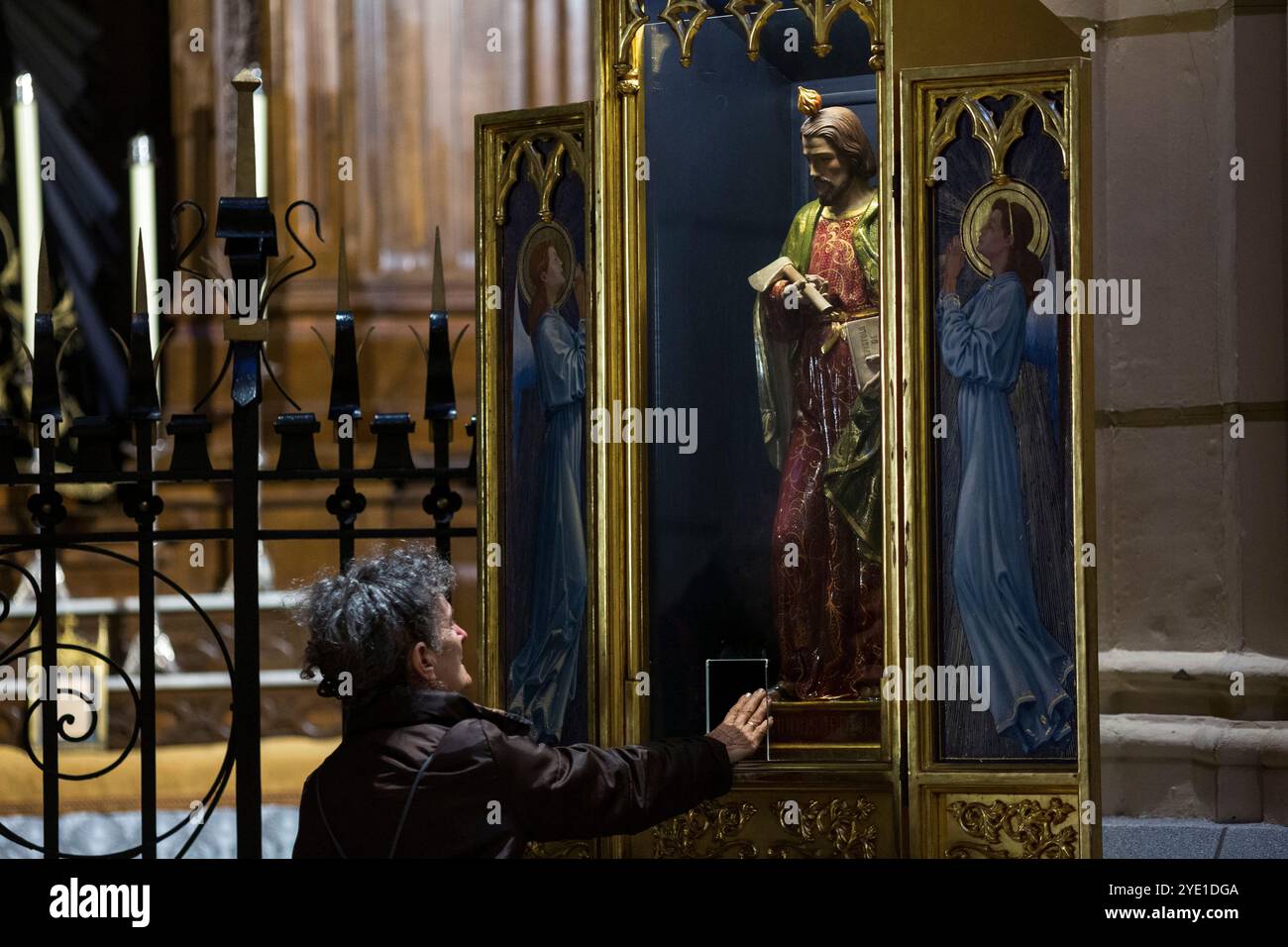 Madrid, Madrid, Espagne. 28 octobre 2024. Une femme pose sa main sur les pieds de l'image de San Judas Tadeo à l'intérieur de l'Iglesia de Santa Cruz dans le centre de Madrid pendant la célébration de la journée de San Judas Tadeo. Chaque 28 octobre, la journée de Saint Jude Thaddeus est célébrée, le saint patron des causes perdues et difficiles. Cette année, pour la première fois, l'image de Saint Jude Thaddeus participe à une procession depuis l'église de Santa Cruz, pour visiter les rues de Madrid. (Crédit image : © Luis Soto/ZUMA Press Wire) USAGE ÉDITORIAL SEULEMENT! Non destiné à UN USAGE commercial ! Banque D'Images Madrid, Madrid, Espagne. 28 octobre 2024. Une femme pose sa main sur les pieds de l'image de San Judas Tadeo à l'intérieur de l'Iglesia de Santa Cruz dans le centre de Madrid pendant la célébration de la journée de San Judas Tadeo. Chaque 28 octobre, la journée de Saint Jude Thaddeus est célébrée, le saint patron des causes perdues et difficiles. Cette année, pour la première fois, l'image de Saint Jude Thaddeus participe à une procession depuis l'église de Santa Cruz, pour visiter les rues de Madrid. (Crédit image : © Luis Soto/ZUMA Press Wire) USAGE ÉDITORIAL SEULEMENT! Non destiné à UN USAGE commercial ! Banque D'Images