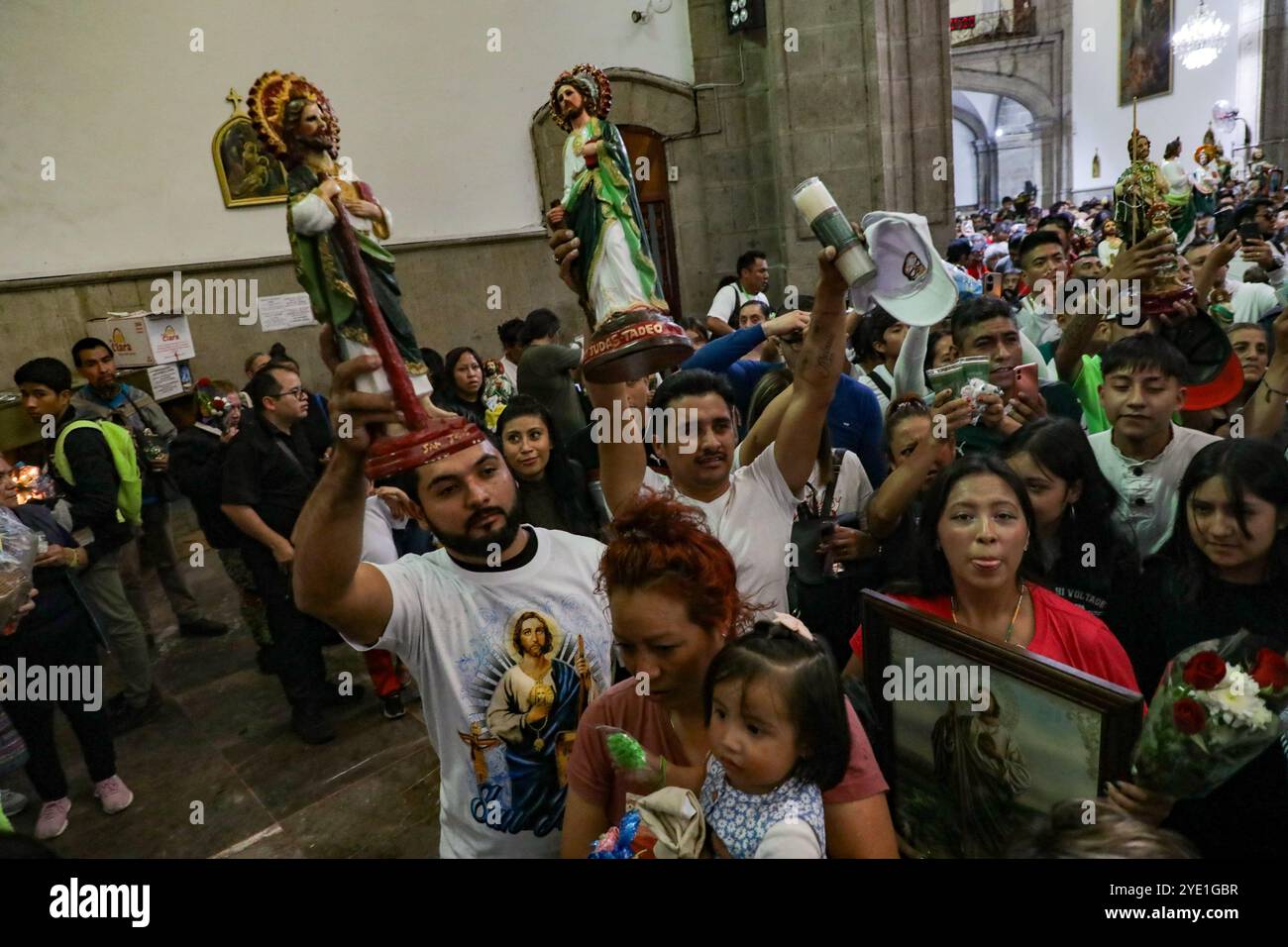 Mexico, Mexique. 28 octobre 2024. Les dévots du Saint créé Jude Thaddeus, fréquentent l'église de San Hipolito pour bénir les images et rendre grâce pour les faveurs accordées. Le 28 octobre 2024 à Mecxico City, Mexique. (Photo de Ian Robles/ crédit : Eyepix Group/Alamy Live News Banque D'Images Mexico, Mexique. 28 octobre 2024. Les dévots du Saint créé Jude Thaddeus, fréquentent l'église de San Hipolito pour bénir les images et rendre grâce pour les faveurs accordées. Le 28 octobre 2024 à Mecxico City, Mexique. (Photo de Ian Robles/ crédit : Eyepix Group/Alamy Live News Banque D'Images