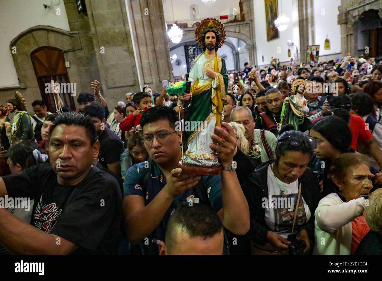 Mexico, Mexique. 28 octobre 2024. Les dévots du Saint créé Jude Thaddeus, fréquentent l'église de San Hipolito pour bénir les images et rendre grâce pour les faveurs accordées. Le 28 octobre 2024 à Mecxico City, Mexique. (Photo de Ian Robles/ crédit : Eyepix Group/Alamy Live News Banque D'Images Mexico, Mexique. 28 octobre 2024. Les dévots du Saint créé Jude Thaddeus, fréquentent l'église de San Hipolito pour bénir les images et rendre grâce pour les faveurs accordées. Le 28 octobre 2024 à Mecxico City, Mexique. (Photo de Ian Robles/ crédit : Eyepix Group/Alamy Live News Banque D'Images