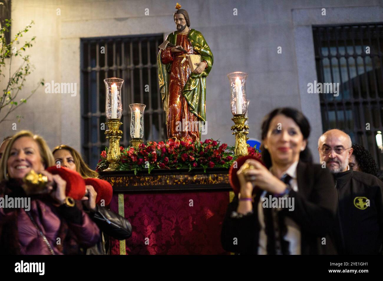 Madrid, Espagne. 28 octobre 2024. Les membres de la confrérie portent l'image de San Judas Tadeo sur leurs épaules lors de la procession dans le centre de Madrid. Chaque 28 octobre, la journée de Saint Jude Thaddeus est célébrée, le saint patron des causes perdues et difficiles. Cette année, pour la première fois, l'image de Saint Jude Thaddeus participe à une procession depuis l'église de Santa Cruz, pour visiter les rues de Madrid. Crédit : SOPA images Limited/Alamy Live News Banque D'Images Madrid, Espagne. 28 octobre 2024. Les membres de la confrérie portent l'image de San Judas Tadeo sur leurs épaules lors de la procession dans le centre de Madrid. Chaque 28 octobre, la journée de Saint Jude Thaddeus est célébrée, le saint patron des causes perdues et difficiles. Cette année, pour la première fois, l'image de Saint Jude Thaddeus participe à une procession depuis l'église de Santa Cruz, pour visiter les rues de Madrid. Crédit : SOPA images Limited/Alamy Live News Banque D'Images