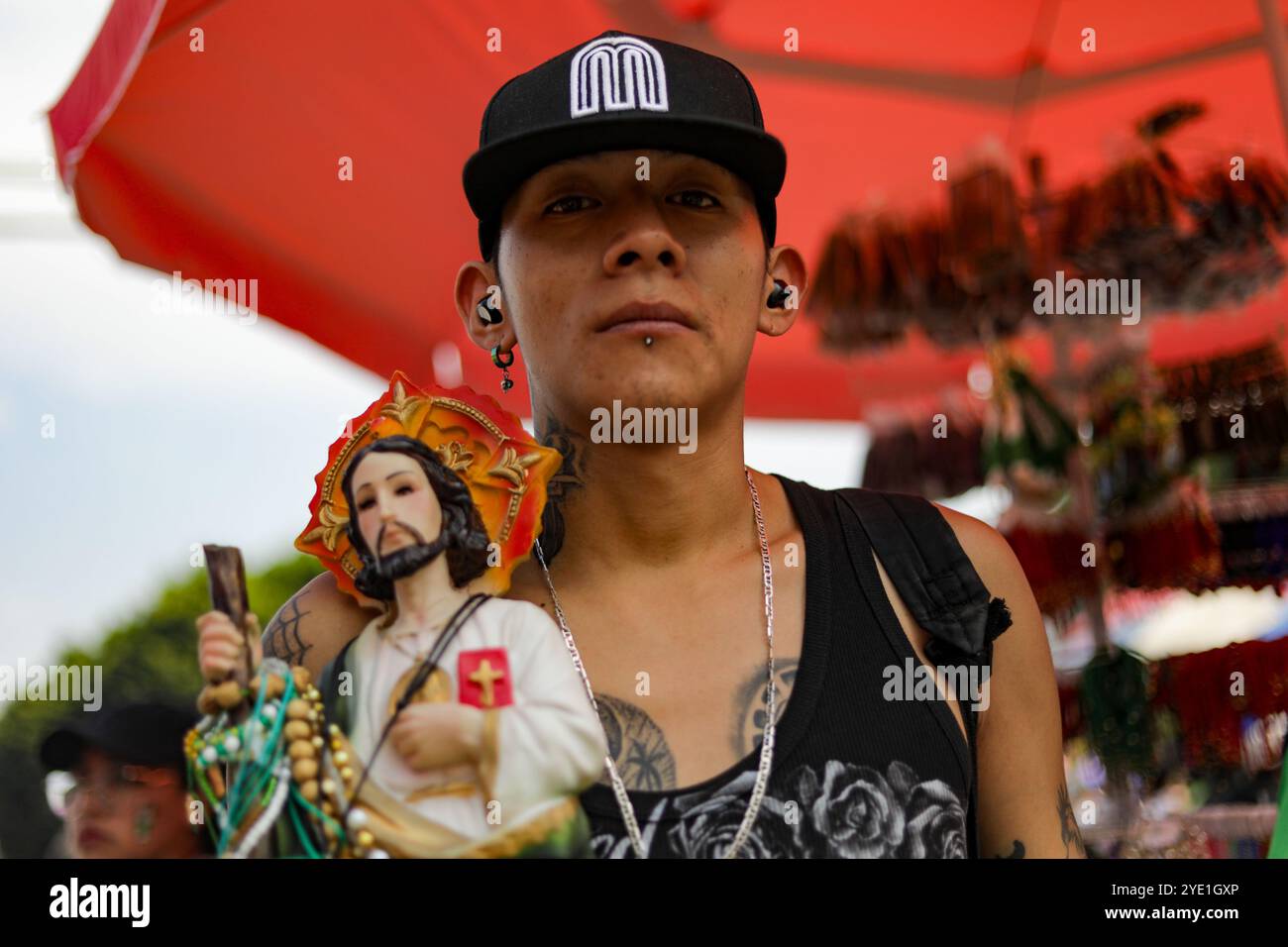 Un dévot du Saint créé Jude Thaddeus, fréquente l'église de San Hipolito pour bénir les images et rendre grâce pour les faveurs accordées. Le 28 octobre 2024 à Mecxico City, Mexique. (Crédit image : © Ian Robles/eyepix via ZUMA Press Wire) USAGE ÉDITORIAL SEULEMENT! Non destiné à UN USAGE commercial ! Banque D'Images Un dévot du Saint créé Jude Thaddeus, fréquente l'église de San Hipolito pour bénir les images et rendre grâce pour les faveurs accordées. Le 28 octobre 2024 à Mecxico City, Mexique. (Crédit image : © Ian Robles/eyepix via ZUMA Press Wire) USAGE ÉDITORIAL SEULEMENT! Non destiné à UN USAGE commercial ! Banque D'Images