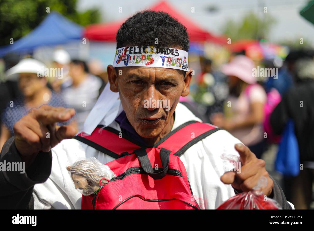 Un dévot du Saint créé Jude Thaddeus, fréquente l'église de San Hipolito pour bénir les images et rendre grâce pour les faveurs accordées. Le 28 octobre 2024 à Mecxico City, Mexique. (Crédit image : © Ian Robles/eyepix via ZUMA Press Wire) USAGE ÉDITORIAL SEULEMENT! Non destiné à UN USAGE commercial ! Banque D'Images Un dévot du Saint créé Jude Thaddeus, fréquente l'église de San Hipolito pour bénir les images et rendre grâce pour les faveurs accordées. Le 28 octobre 2024 à Mecxico City, Mexique. (Crédit image : © Ian Robles/eyepix via ZUMA Press Wire) USAGE ÉDITORIAL SEULEMENT! Non destiné à UN USAGE commercial ! Banque D'Images