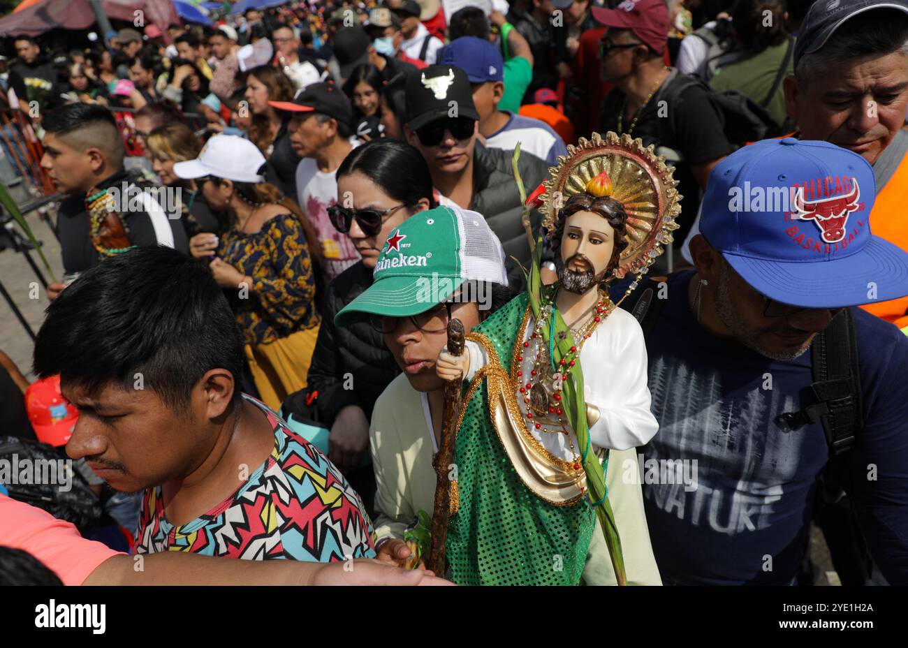 Les dévots du Saint créé Jude Thaddeus, fréquentent l'église de San Hipolito pour bénir les images et rendre grâce pour les faveurs accordées. Le 28 octobre 2024 à Mecxico City, Mexique. (Crédit image : © Ian Robles/eyepix via ZUMA Press Wire) USAGE ÉDITORIAL SEULEMENT! Non destiné à UN USAGE commercial ! Banque D'Images Les dévots du Saint créé Jude Thaddeus, fréquentent l'église de San Hipolito pour bénir les images et rendre grâce pour les faveurs accordées. Le 28 octobre 2024 à Mecxico City, Mexique. (Crédit image : © Ian Robles/eyepix via ZUMA Press Wire) USAGE ÉDITORIAL SEULEMENT! Non destiné à UN USAGE commercial ! Banque D'Images