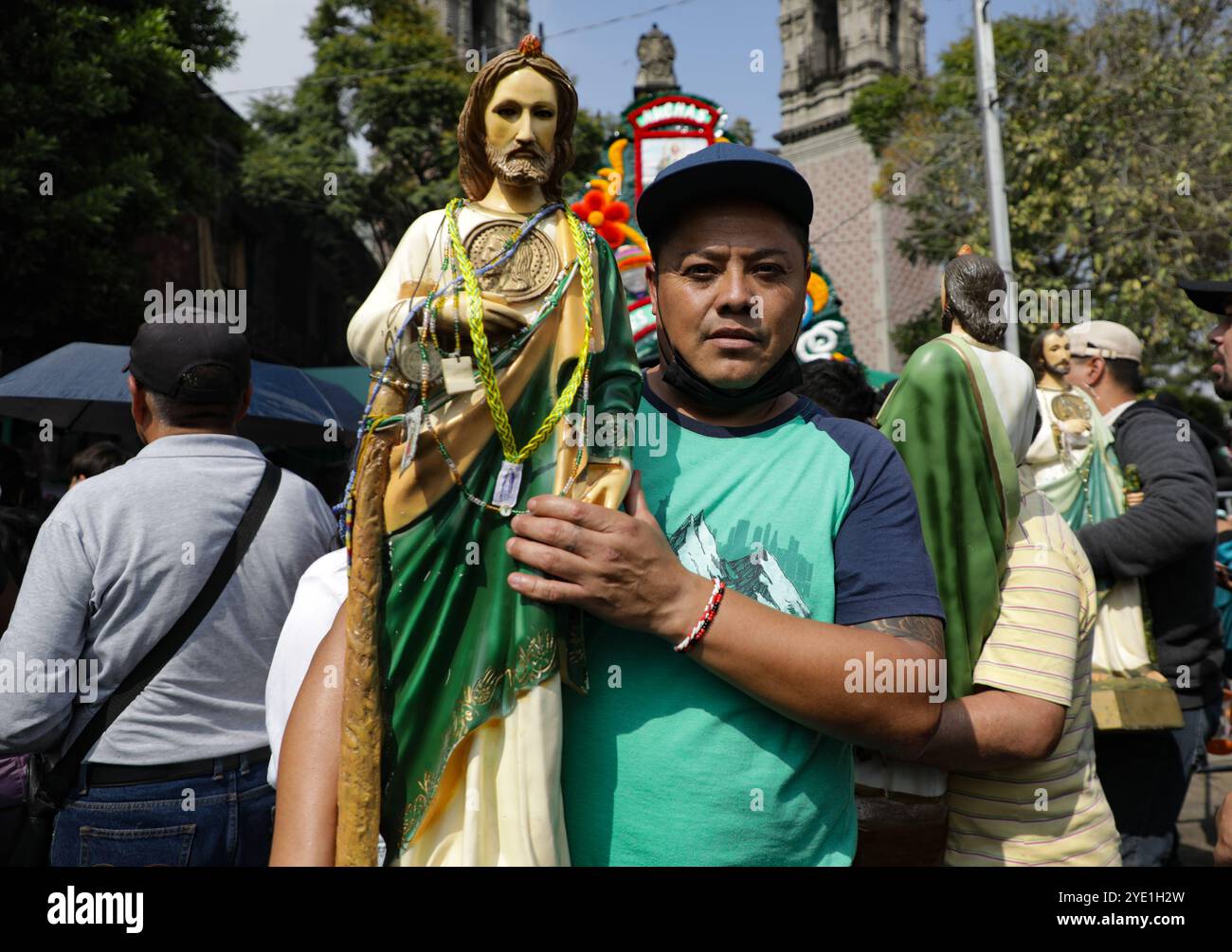 Un dévot du Saint créé Jude Thaddeus, fréquente l'église de San Hipolito pour bénir les images et rendre grâce pour les faveurs accordées. Le 28 octobre 2024 à Mecxico City, Mexique. (Crédit image : © Ian Robles/eyepix via ZUMA Press Wire) USAGE ÉDITORIAL SEULEMENT! Non destiné à UN USAGE commercial ! Banque D'Images Un dévot du Saint créé Jude Thaddeus, fréquente l'église de San Hipolito pour bénir les images et rendre grâce pour les faveurs accordées. Le 28 octobre 2024 à Mecxico City, Mexique. (Crédit image : © Ian Robles/eyepix via ZUMA Press Wire) USAGE ÉDITORIAL SEULEMENT! Non destiné à UN USAGE commercial ! Banque D'Images