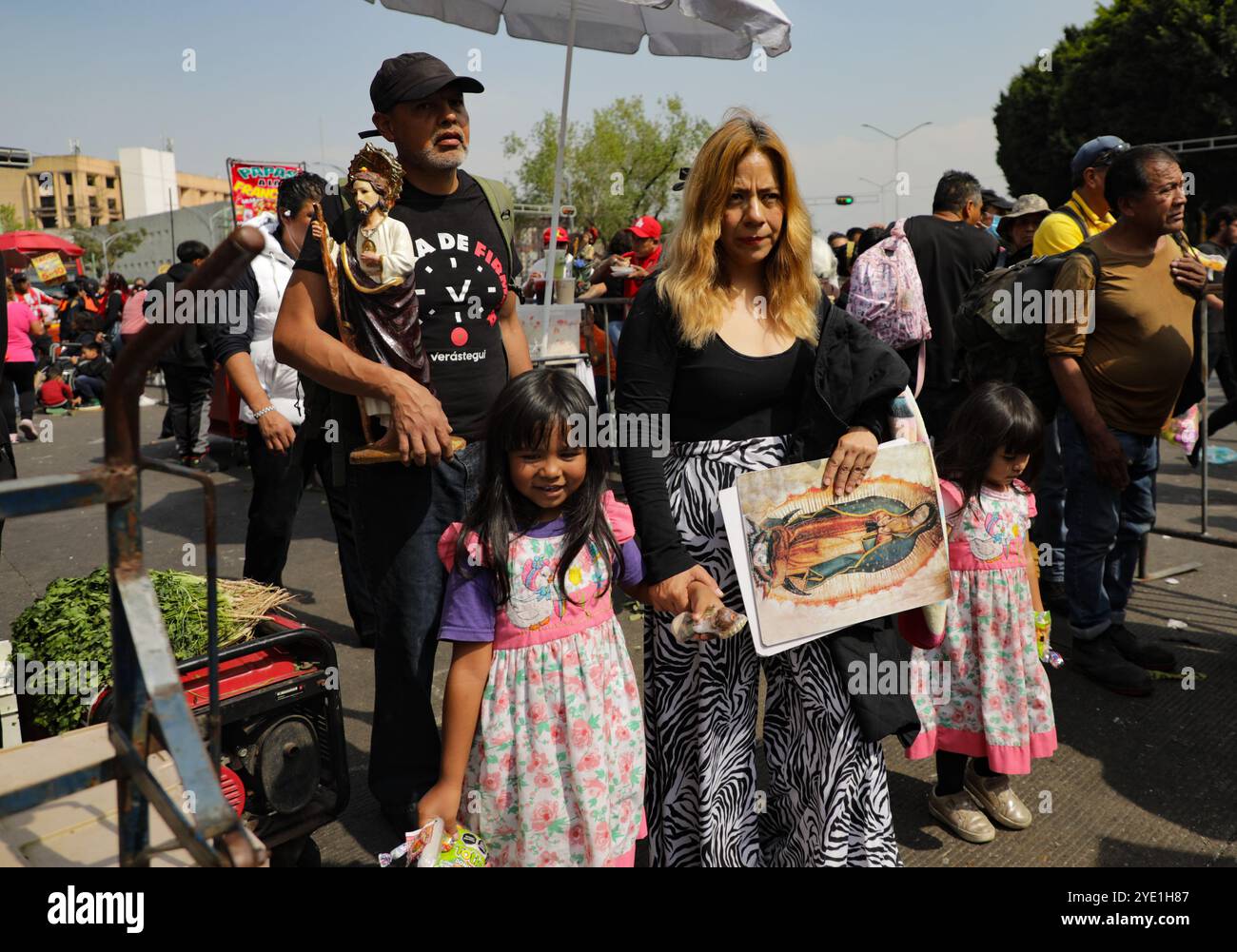 Les dévots du Saint créé Jude Thaddeus, fréquentent l'église de San Hipolito pour bénir les images et rendre grâce pour les faveurs accordées. Le 28 octobre 2024 à Mecxico City, Mexique. (Crédit image : © Ian Robles/eyepix via ZUMA Press Wire) USAGE ÉDITORIAL SEULEMENT! Non destiné à UN USAGE commercial ! Banque D'Images Les dévots du Saint créé Jude Thaddeus, fréquentent l'église de San Hipolito pour bénir les images et rendre grâce pour les faveurs accordées. Le 28 octobre 2024 à Mecxico City, Mexique. (Crédit image : © Ian Robles/eyepix via ZUMA Press Wire) USAGE ÉDITORIAL SEULEMENT! Non destiné à UN USAGE commercial ! Banque D'Images