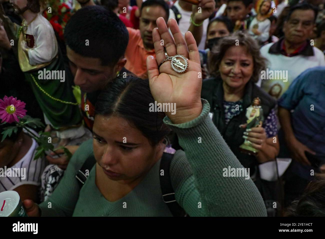 Un dévot du Saint créé Jude Thaddeus, fréquente l'église de San Hipolito pour bénir les images et rendre grâce pour les faveurs accordées. Le 28 octobre 2024 à Mecxico City, Mexique. (Crédit image : © Ian Robles/eyepix via ZUMA Press Wire) USAGE ÉDITORIAL SEULEMENT! Non destiné à UN USAGE commercial ! Banque D'Images Un dévot du Saint créé Jude Thaddeus, fréquente l'église de San Hipolito pour bénir les images et rendre grâce pour les faveurs accordées. Le 28 octobre 2024 à Mecxico City, Mexique. (Crédit image : © Ian Robles/eyepix via ZUMA Press Wire) USAGE ÉDITORIAL SEULEMENT! Non destiné à UN USAGE commercial ! Banque D'Images