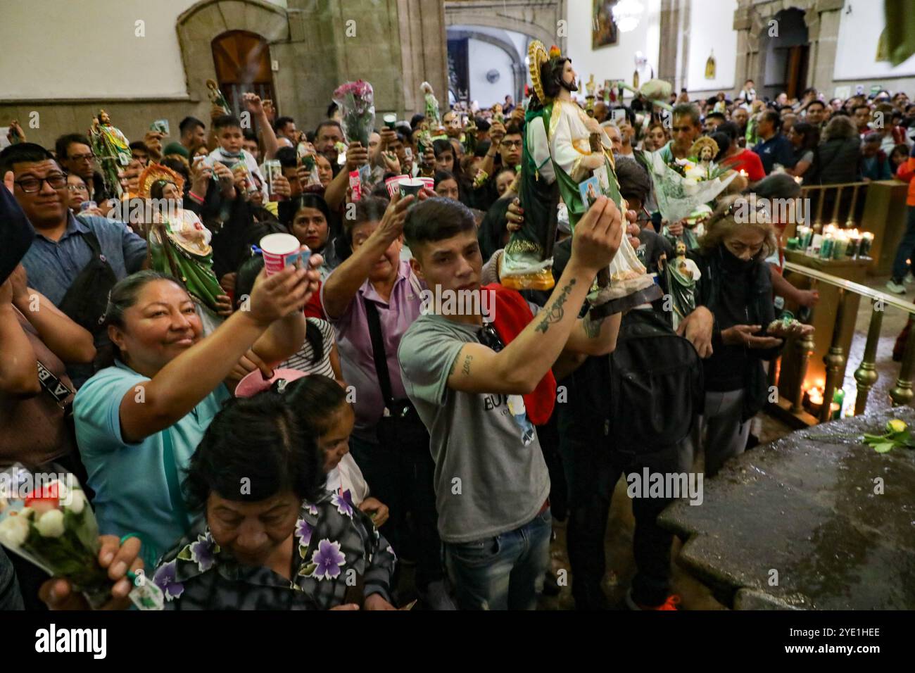 Les dévots du Saint créé Jude Thaddeus, fréquentent l'église de San Hipolito pour bénir les images et rendre grâce pour les faveurs accordées. Le 28 octobre 2024 à Mecxico City, Mexique. (Crédit image : © Ian Robles/eyepix via ZUMA Press Wire) USAGE ÉDITORIAL SEULEMENT! Non destiné à UN USAGE commercial ! Banque D'Images Les dévots du Saint créé Jude Thaddeus, fréquentent l'église de San Hipolito pour bénir les images et rendre grâce pour les faveurs accordées. Le 28 octobre 2024 à Mecxico City, Mexique. (Crédit image : © Ian Robles/eyepix via ZUMA Press Wire) USAGE ÉDITORIAL SEULEMENT! Non destiné à UN USAGE commercial ! Banque D'Images