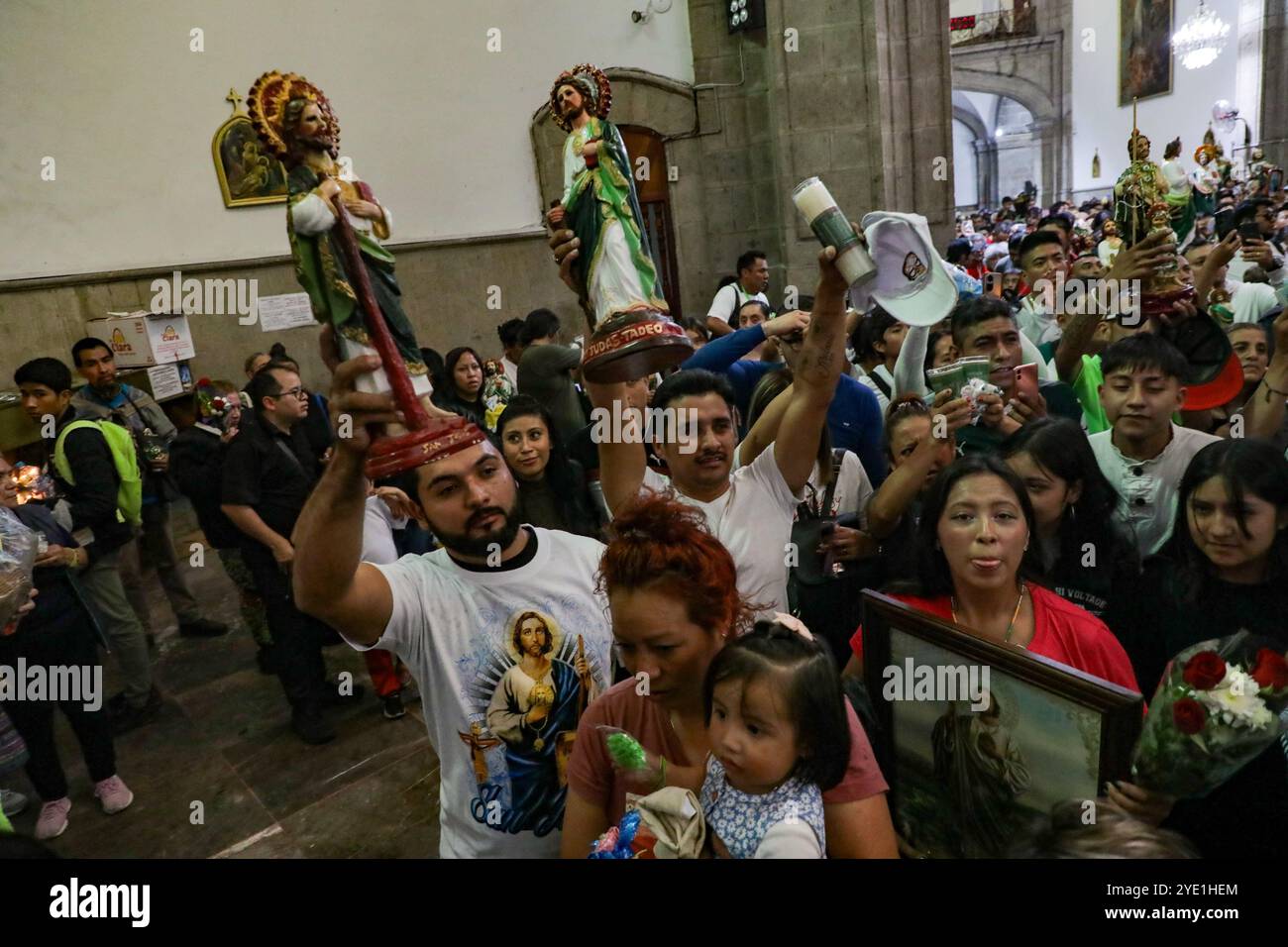 Les dévots du Saint créé Jude Thaddeus, fréquentent l'église de San Hipolito pour bénir les images et rendre grâce pour les faveurs accordées. Le 28 octobre 2024 à Mecxico City, Mexique. (Crédit image : © Ian Robles/eyepix via ZUMA Press Wire) USAGE ÉDITORIAL SEULEMENT! Non destiné à UN USAGE commercial ! Banque D'Images Les dévots du Saint créé Jude Thaddeus, fréquentent l'église de San Hipolito pour bénir les images et rendre grâce pour les faveurs accordées. Le 28 octobre 2024 à Mecxico City, Mexique. (Crédit image : © Ian Robles/eyepix via ZUMA Press Wire) USAGE ÉDITORIAL SEULEMENT! Non destiné à UN USAGE commercial ! Banque D'Images