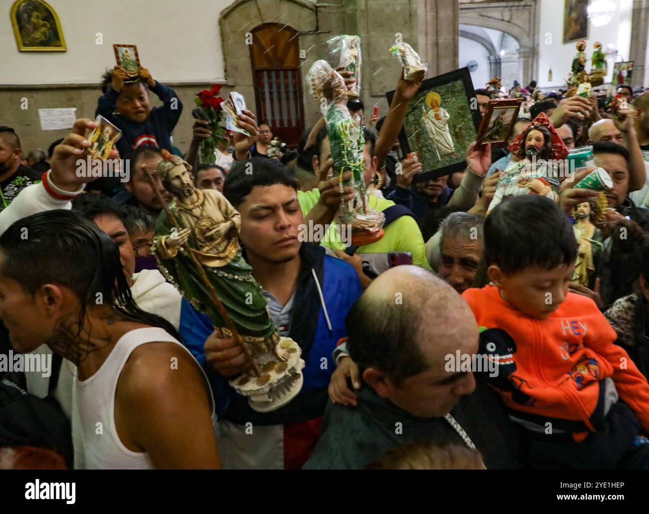 Les dévots du Saint créé Jude Thaddeus, fréquentent l'église de San Hipolito pour bénir les images et rendre grâce pour les faveurs accordées. Le 28 octobre 2024 à Mecxico City, Mexique. (Crédit image : © Ian Robles/eyepix via ZUMA Press Wire) USAGE ÉDITORIAL SEULEMENT! Non destiné à UN USAGE commercial ! Banque D'Images Les dévots du Saint créé Jude Thaddeus, fréquentent l'église de San Hipolito pour bénir les images et rendre grâce pour les faveurs accordées. Le 28 octobre 2024 à Mecxico City, Mexique. (Crédit image : © Ian Robles/eyepix via ZUMA Press Wire) USAGE ÉDITORIAL SEULEMENT! Non destiné à UN USAGE commercial ! Banque D'Images