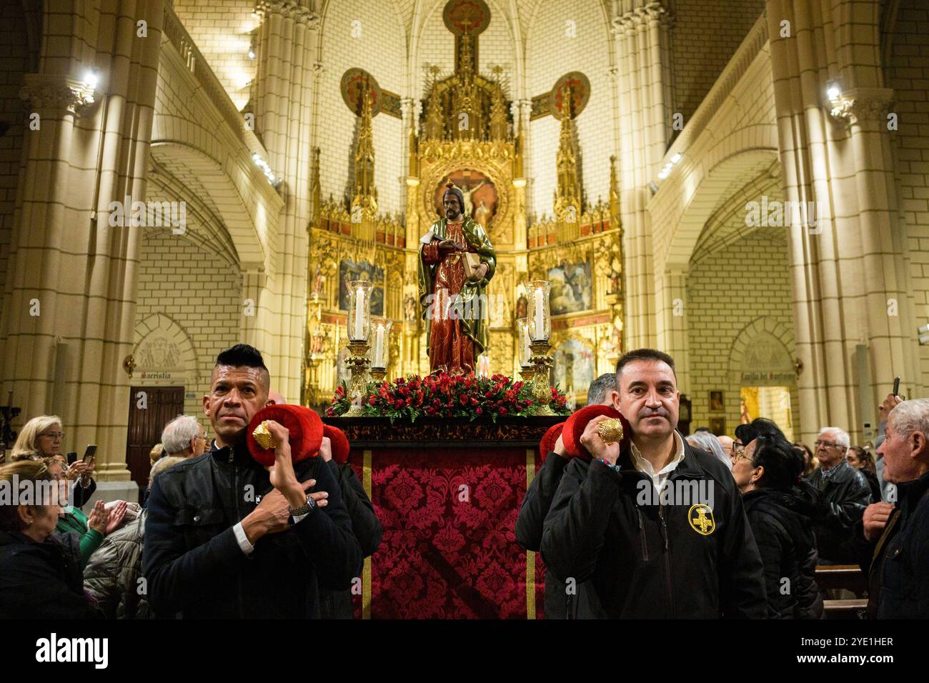 Madrid, Espagne. 28 octobre 2024. Les membres de la confrérie portent l'image de San Judas Tadeo sur leurs épaules lors de la procession dans le centre de Madrid. Chaque 28 octobre, la journée de Saint Jude Thaddeus est célébrée, le saint patron des causes perdues et difficiles. Cette année, pour la première fois, l'image de Saint Jude Thaddeus participe à une procession depuis l'église de Santa Cruz, pour visiter les rues de Madrid. (Photo de Luis Soto/SOPA images/SIPA USA) crédit : SIPA USA/Alamy Live News Banque D'Images Madrid, Espagne. 28 octobre 2024. Les membres de la confrérie portent l'image de San Judas Tadeo sur leurs épaules lors de la procession dans le centre de Madrid. Chaque 28 octobre, la journée de Saint Jude Thaddeus est célébrée, le saint patron des causes perdues et difficiles. Cette année, pour la première fois, l'image de Saint Jude Thaddeus participe à une procession depuis l'église de Santa Cruz, pour visiter les rues de Madrid. (Photo de Luis Soto/SOPA images/SIPA USA) crédit : SIPA USA/Alamy Live News Banque D'Images