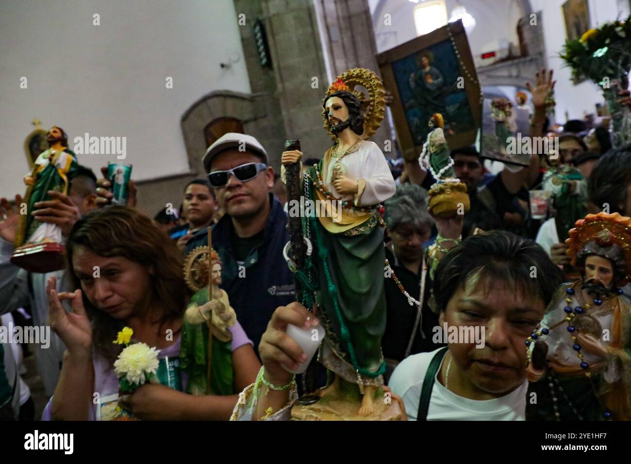 Les dévots du Saint créé Jude Thaddeus, fréquentent l'église de San Hipolito pour bénir les images et rendre grâce pour les faveurs accordées. Le 28 octobre 2024 à Mecxico City, Mexique. (Crédit image : © Ian Robles/eyepix via ZUMA Press Wire) USAGE ÉDITORIAL SEULEMENT! Non destiné à UN USAGE commercial ! Banque D'Images Les dévots du Saint créé Jude Thaddeus, fréquentent l'église de San Hipolito pour bénir les images et rendre grâce pour les faveurs accordées. Le 28 octobre 2024 à Mecxico City, Mexique. (Crédit image : © Ian Robles/eyepix via ZUMA Press Wire) USAGE ÉDITORIAL SEULEMENT! Non destiné à UN USAGE commercial ! Banque D'Images