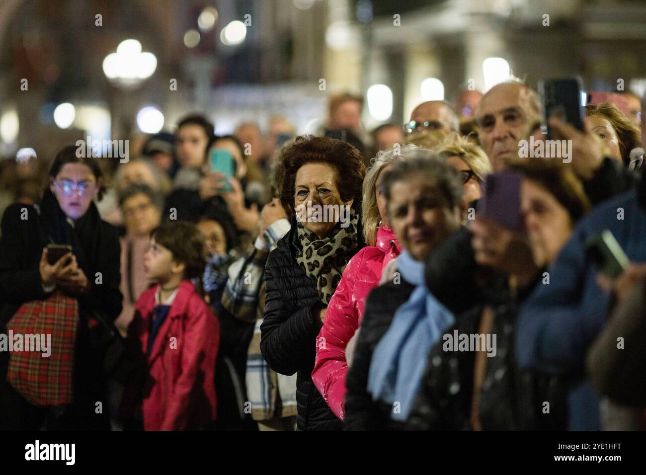 Madrid, Espagne. 28 octobre 2024. Les paroissiens attendent le passage processionnel de l'image de San Judas Tadeo pendant la procession dans le centre de Madrid. Chaque 28 octobre, la journée de Saint Jude Thaddeus est célébrée, le saint patron des causes perdues et difficiles. Cette année, pour la première fois, l'image de Saint Jude Thaddeus participe à une procession depuis l'église de Santa Cruz, pour visiter les rues de Madrid. (Photo de Luis Soto/SOPA images/SIPA USA) crédit : SIPA USA/Alamy Live News Banque D'Images Madrid, Espagne. 28 octobre 2024. Les paroissiens attendent le passage processionnel de l'image de San Judas Tadeo pendant la procession dans le centre de Madrid. Chaque 28 octobre, la journée de Saint Jude Thaddeus est célébrée, le saint patron des causes perdues et difficiles. Cette année, pour la première fois, l'image de Saint Jude Thaddeus participe à une procession depuis l'église de Santa Cruz, pour visiter les rues de Madrid. (Photo de Luis Soto/SOPA images/SIPA USA) crédit : SIPA USA/Alamy Live News Banque D'Images