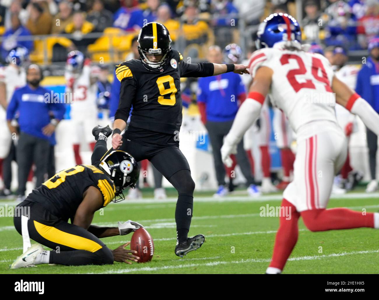 Pittsburgh, États-Unis. 28 octobre 2024. Chris Boswell (9 ans), le kicker des Steelers de Pittsburgh place, marque trois matchs en première mi-temps contre les Giants de New York, le lundi 28 octobre 2024 à Pittsburgh. Photo par Archie Carpenter/UPI crédit : UPI/Alamy Live News Banque D'Images