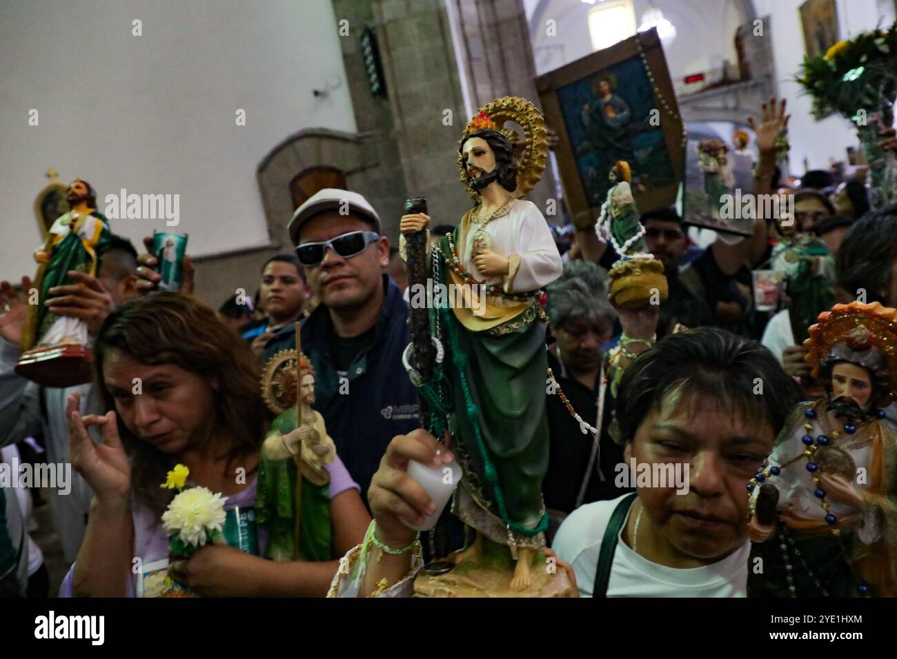 Mexico, Mexique. 28 octobre 2024. Les dévots du Saint créé Jude Thaddeus, fréquentent l'église de San Hipolito pour bénir les images et rendre grâce pour les faveurs accordées. Le 28 octobre 2024 à Mecxico City, Mexique. (Photo de Ian Robles/Eyepix Group/SIPA USA) crédit : SIPA USA/Alamy Live News Banque D'Images Mexico, Mexique. 28 octobre 2024. Les dévots du Saint créé Jude Thaddeus, fréquentent l'église de San Hipolito pour bénir les images et rendre grâce pour les faveurs accordées. Le 28 octobre 2024 à Mecxico City, Mexique. (Photo de Ian Robles/Eyepix Group/SIPA USA) crédit : SIPA USA/Alamy Live News Banque D'Images