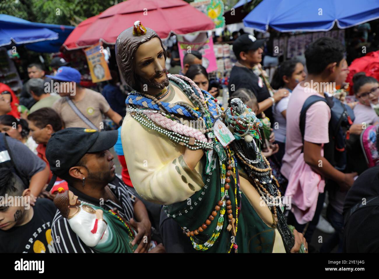 Mexico, Mexique. 28 octobre 2024. Les dévots du Saint créé Jude Thaddeus, fréquentent l'église de San Hipolito pour bénir les images et rendre grâce pour les faveurs accordées. Le 28 octobre 2024 à Mecxico City, Mexique. (Photo de Ian Robles/Eyepix Group/SIPA USA) crédit : SIPA USA/Alamy Live News Banque D'Images Mexico, Mexique. 28 octobre 2024. Les dévots du Saint créé Jude Thaddeus, fréquentent l'église de San Hipolito pour bénir les images et rendre grâce pour les faveurs accordées. Le 28 octobre 2024 à Mecxico City, Mexique. (Photo de Ian Robles/Eyepix Group/SIPA USA) crédit : SIPA USA/Alamy Live News Banque D'Images