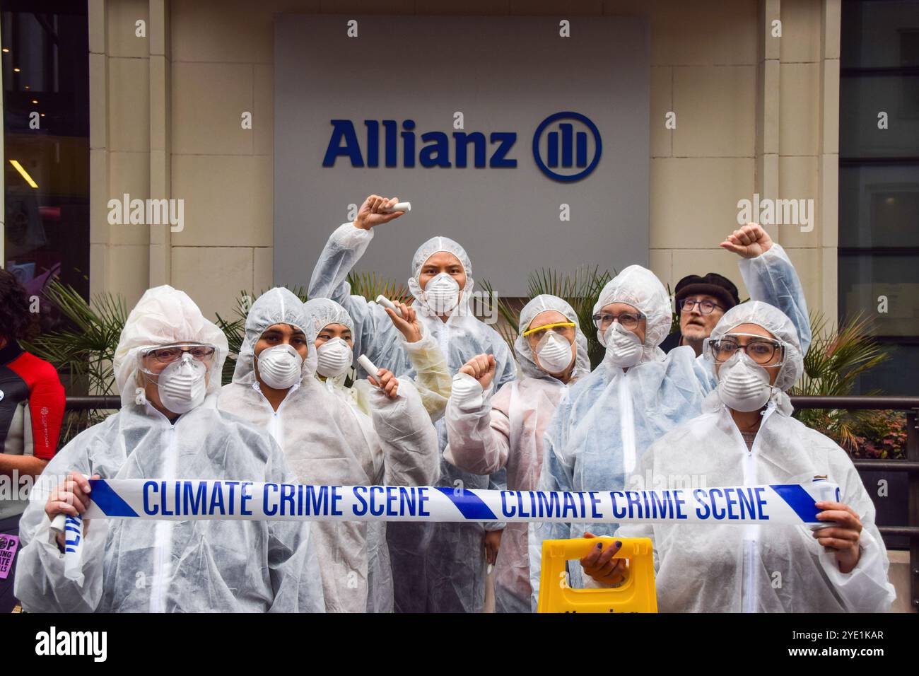 Londres, Royaume-Uni. 28 octobre 2024. Des militants portant des combinaisons de matières dangereuses tiennent une cassette « scène de crime climatique » devant les bureaux d'Allianz alors que extinction Rebellion commence trois jours de manifestations dans la City de Londres, le quartier financier de la capitale, appelant les compagnies d'assurance à cesser d'assurer les projets de combustibles fossiles. (Photo de Vuk Valcic/SOPA images/SIPA USA) crédit : SIPA USA/Alamy Live News Banque D'Images