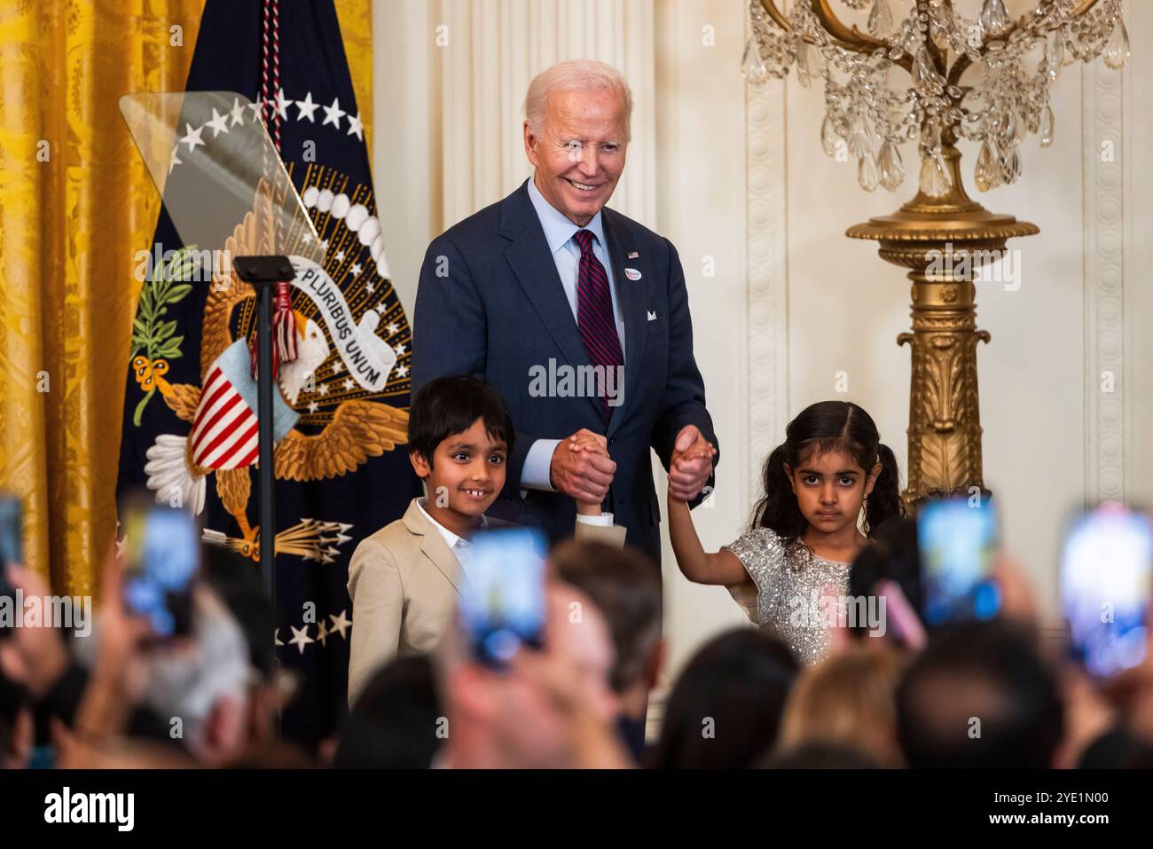 Le président AMÉRICAIN Joe Biden prononce une allocution lors d'une célébration de Diwali dans la salle est de la Maison Blanche Washington, DC, États-Unis, 28 octobre 2024. L'astronaute américaine Sunita Williams a également souhaité à la foule un joyeux Diwali dans un message enregistré de la Station spatiale internationale. Crédit : Jim LoScalzo/piscine via CNP Banque D'Images