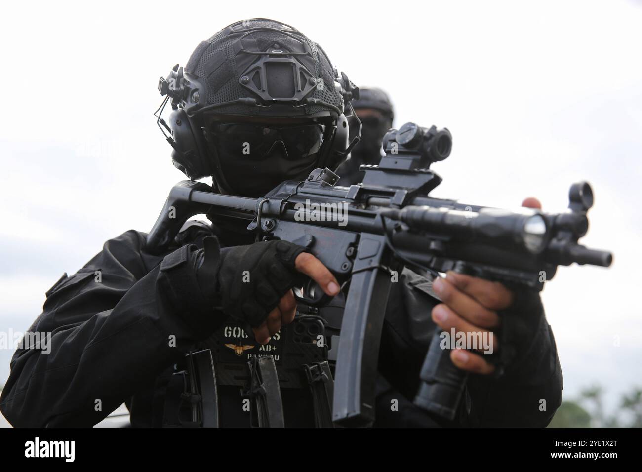 Selangor, Malaisie. 28 octobre 2024. Membre masqué des Forces spéciales de la Royal Malaysian Air Force, mieux connu sous le nom de PASKAU, participe à un exercice de lutte contre le terrorisme à la base aérienne de Jugra. Le PASKAU est une force armée dotée de capacités de combat par tous les temps sur terre, mer et air, en tenant compte des fonctions et de la nature des forces spéciales antiterroristes. Ils sont bien équipés et bien formés. Crédit : SOPA images Limited/Alamy Live News Banque D'Images