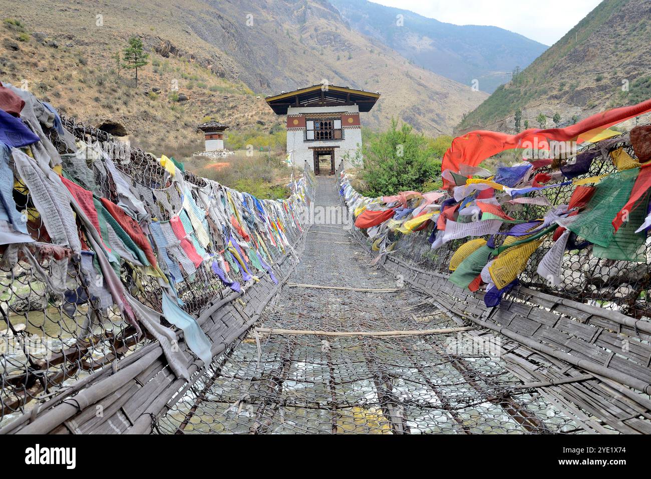 Vue partielle du pont de la chaîne de fer, également connu sous le nom de pont Tamchoe ou Tachog Lhakhang, traverse le Paro Chhu (rivière) jusqu'au Dzong, chokha, Bhoutan Banque D'Images