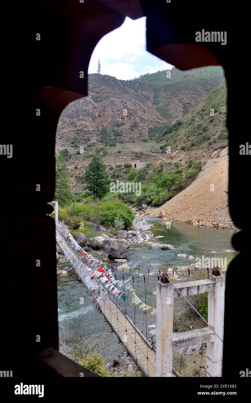 Vue partielle du pont de la chaîne de fer, également connu sous le nom de pont Tamchoe ou Tachog Lhakhang, traverse le Paro Chhu (rivière) jusqu'au Dzong, chokha, Bhoutan Banque D'Images