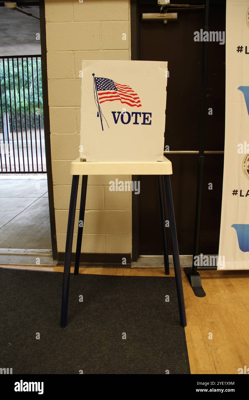 Kiosque de vote avec symbole drapeau américain Voting place Center U.S. Election 2024 Banque D'Images